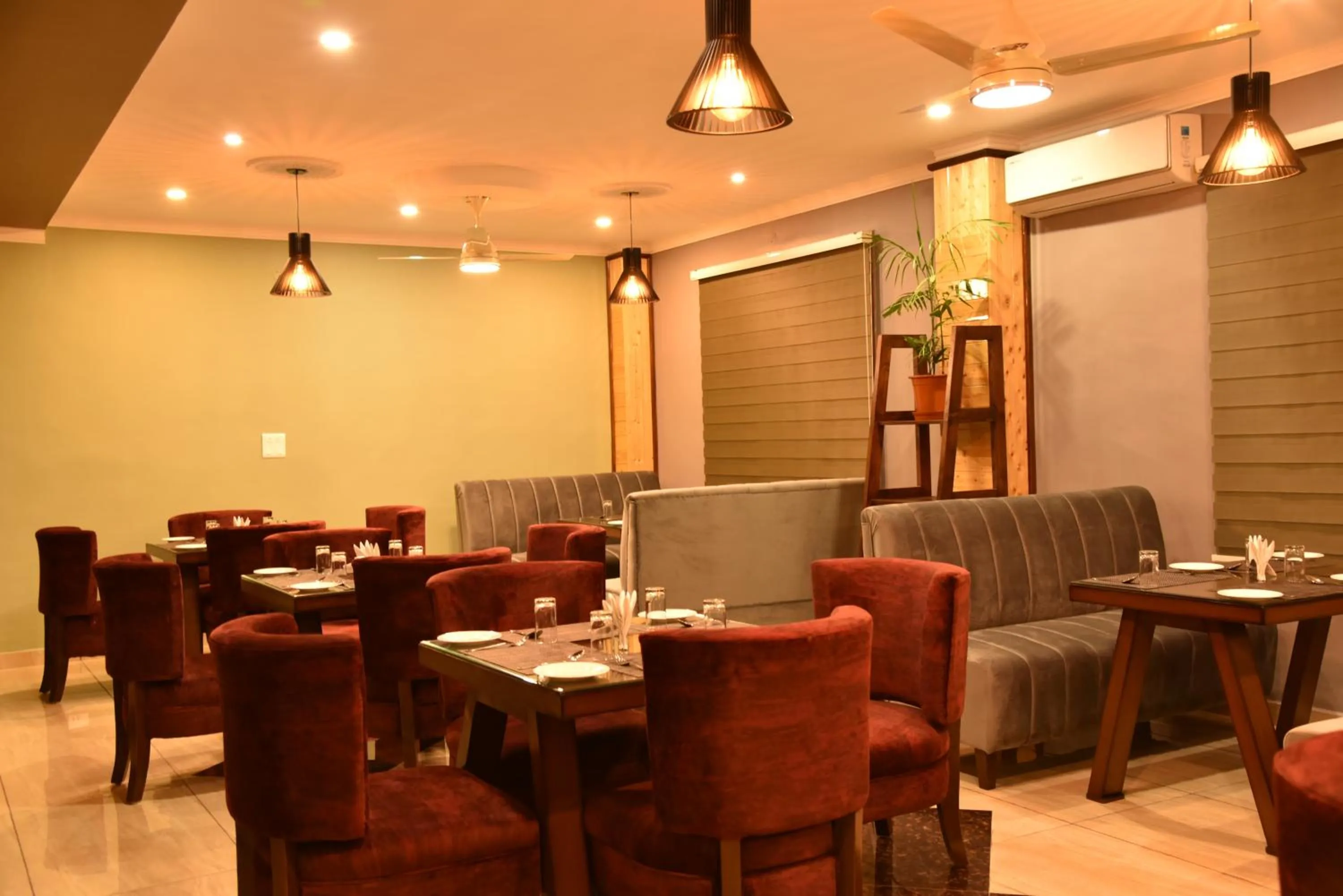 Restaurant/places to eat in Mastiff Wildcrest Dharamshala Chamunda Devi Temple