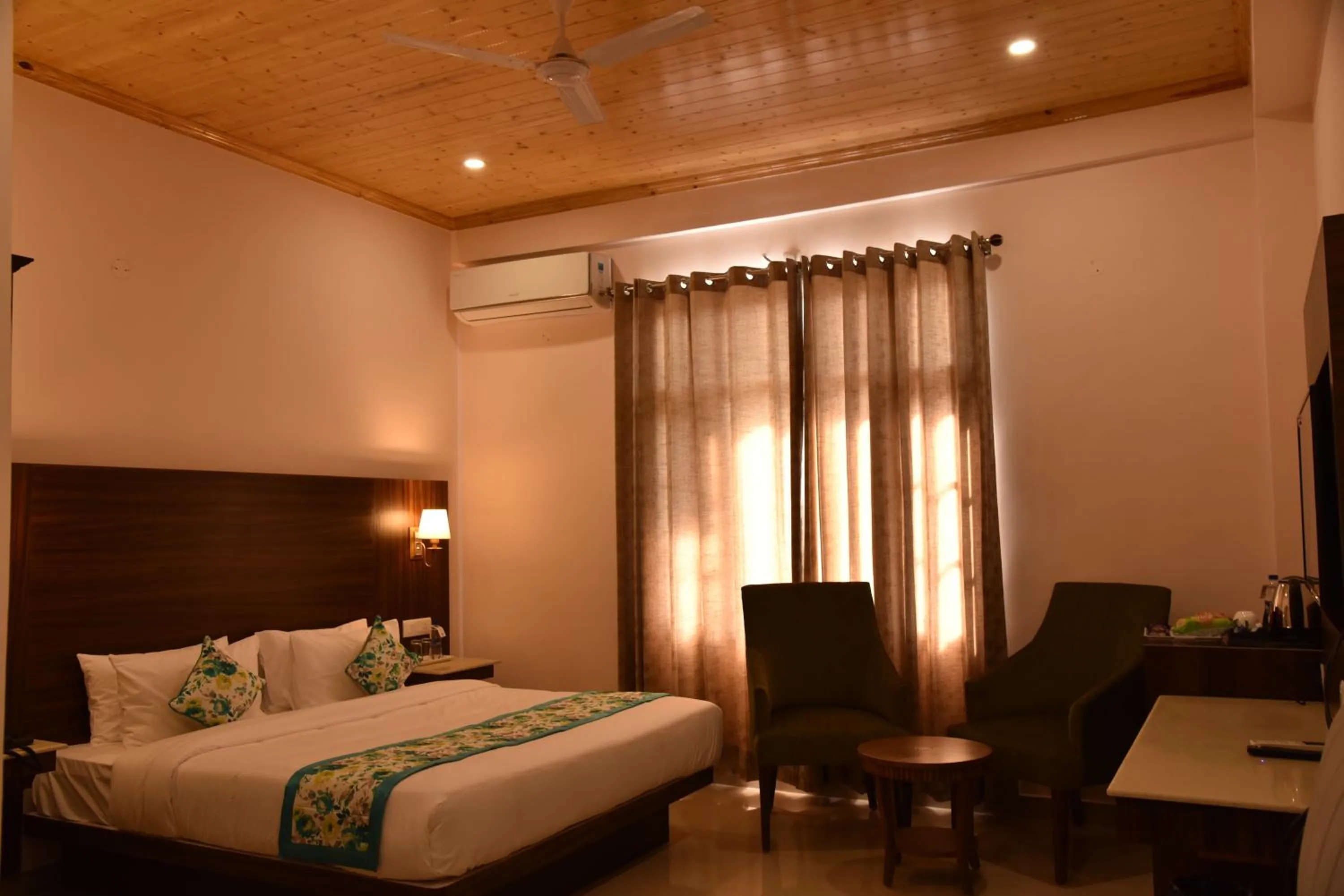 Photo of the whole room, Bed in Mastiff Wildcrest Dharamshala Chamunda Devi Temple