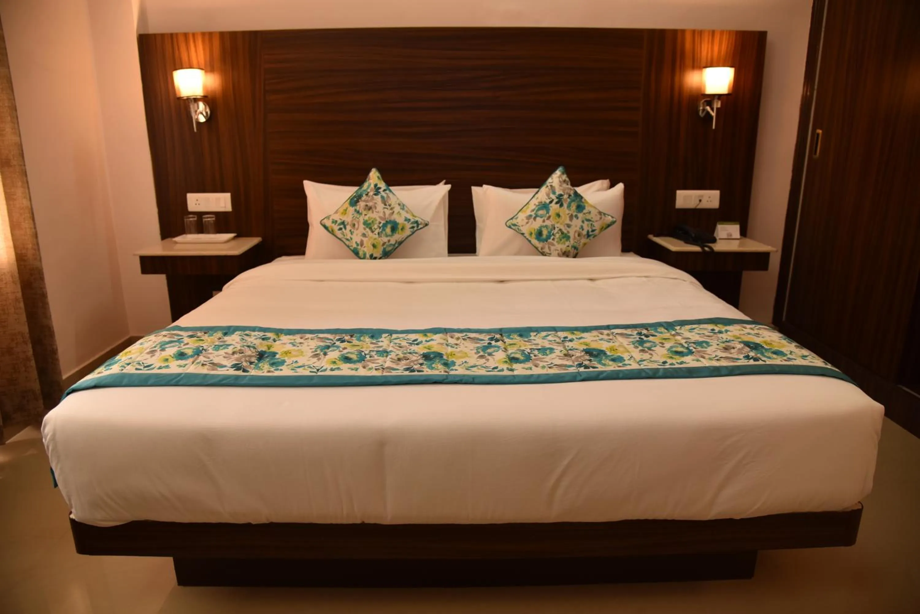 Photo of the whole room, Bed in Mastiff Wildcrest Dharamshala Chamunda Devi Temple