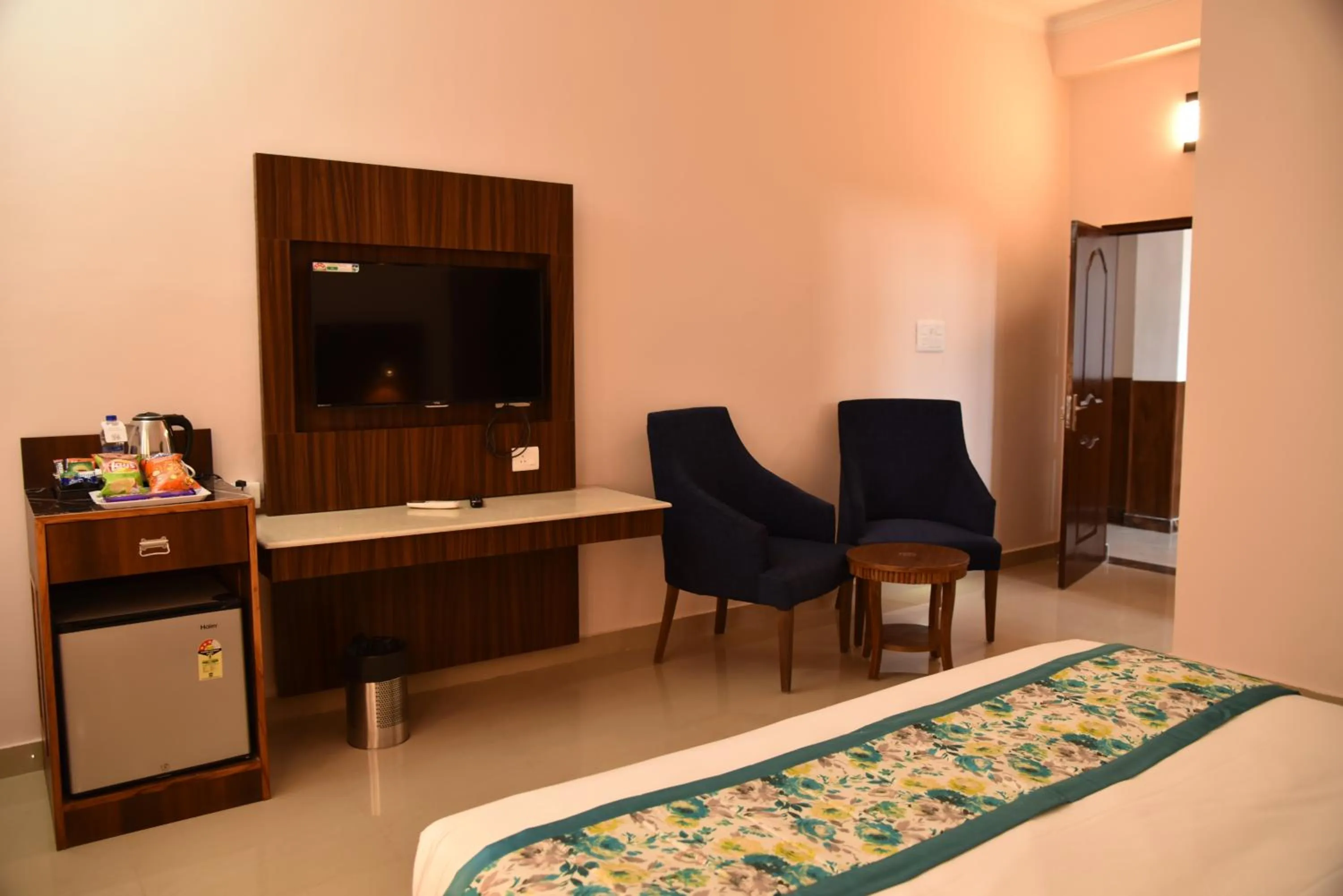 Photo of the whole room, Bed in Mastiff Wildcrest Dharamshala Chamunda Devi Temple