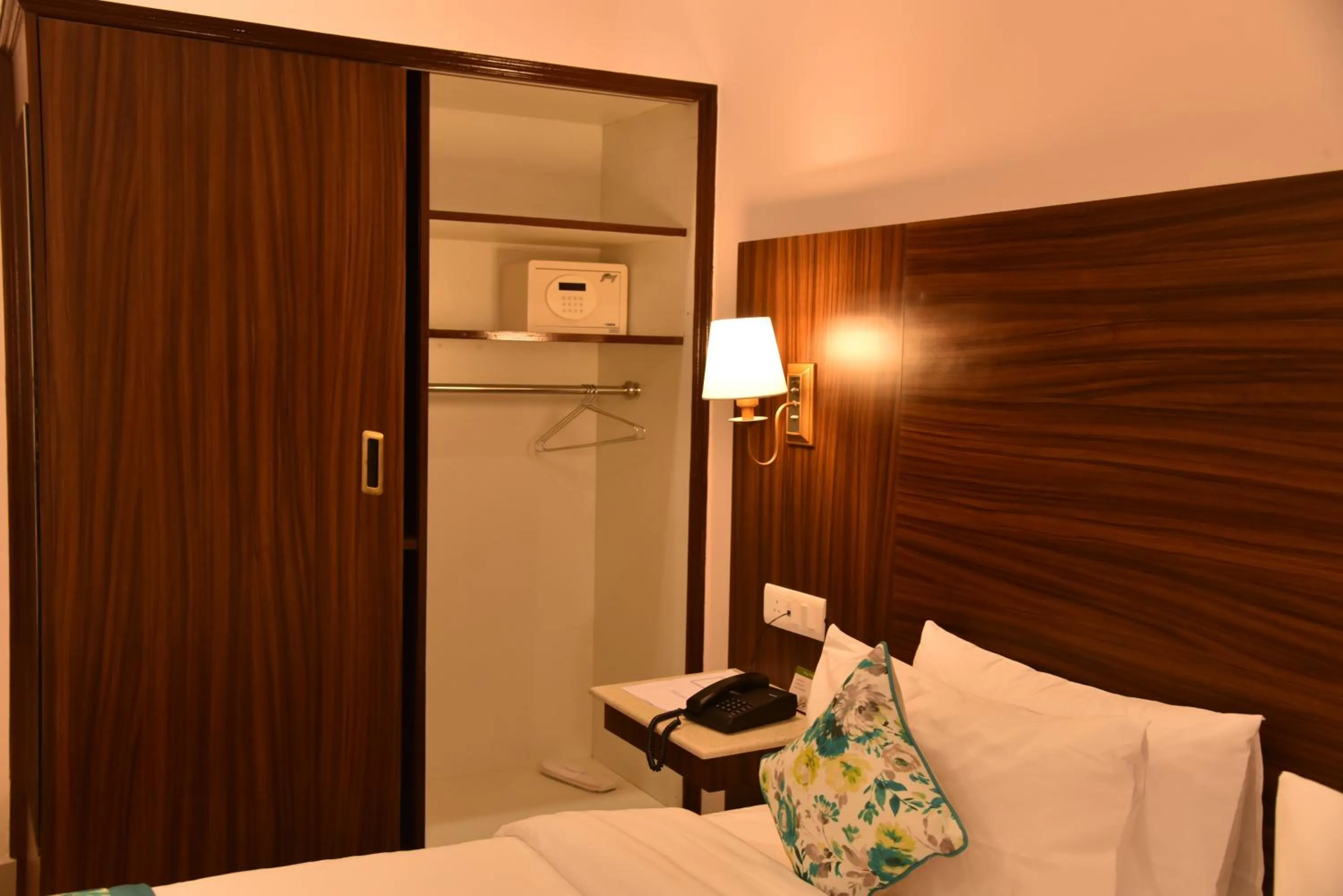 Photo of the whole room, Bed in Mastiff Wildcrest Dharamshala Chamunda Devi Temple