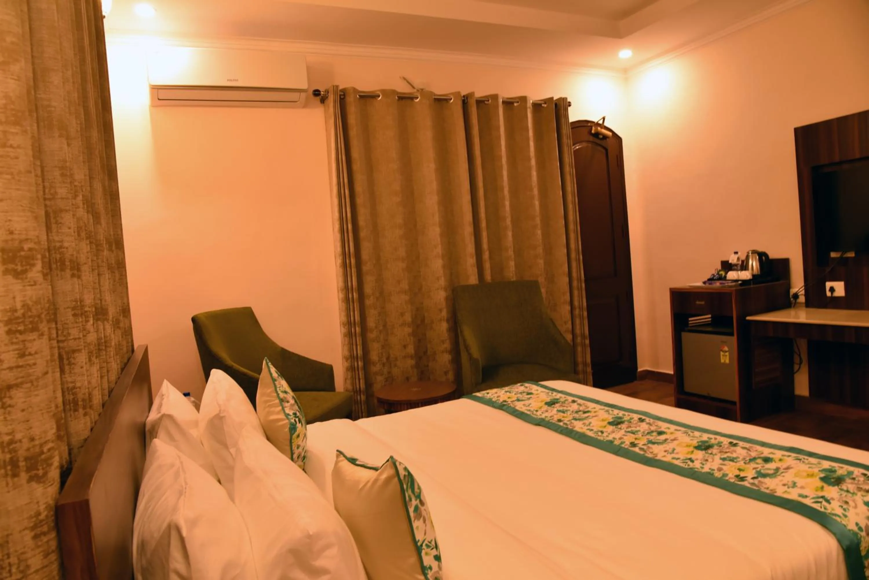 Photo of the whole room, Bed in Mastiff Wildcrest Dharamshala Chamunda Devi Temple