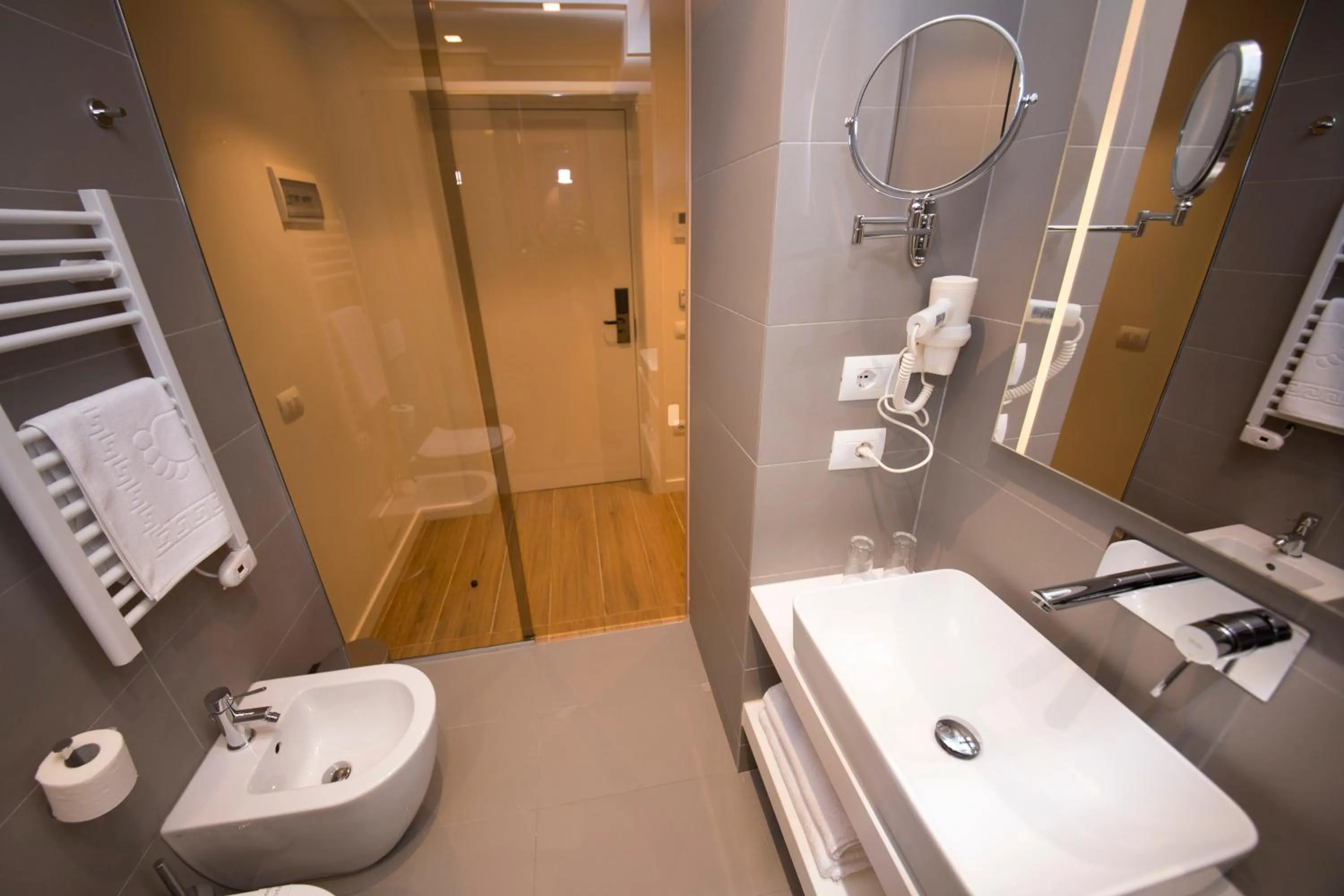Shower in Hotel Theatro- City Center