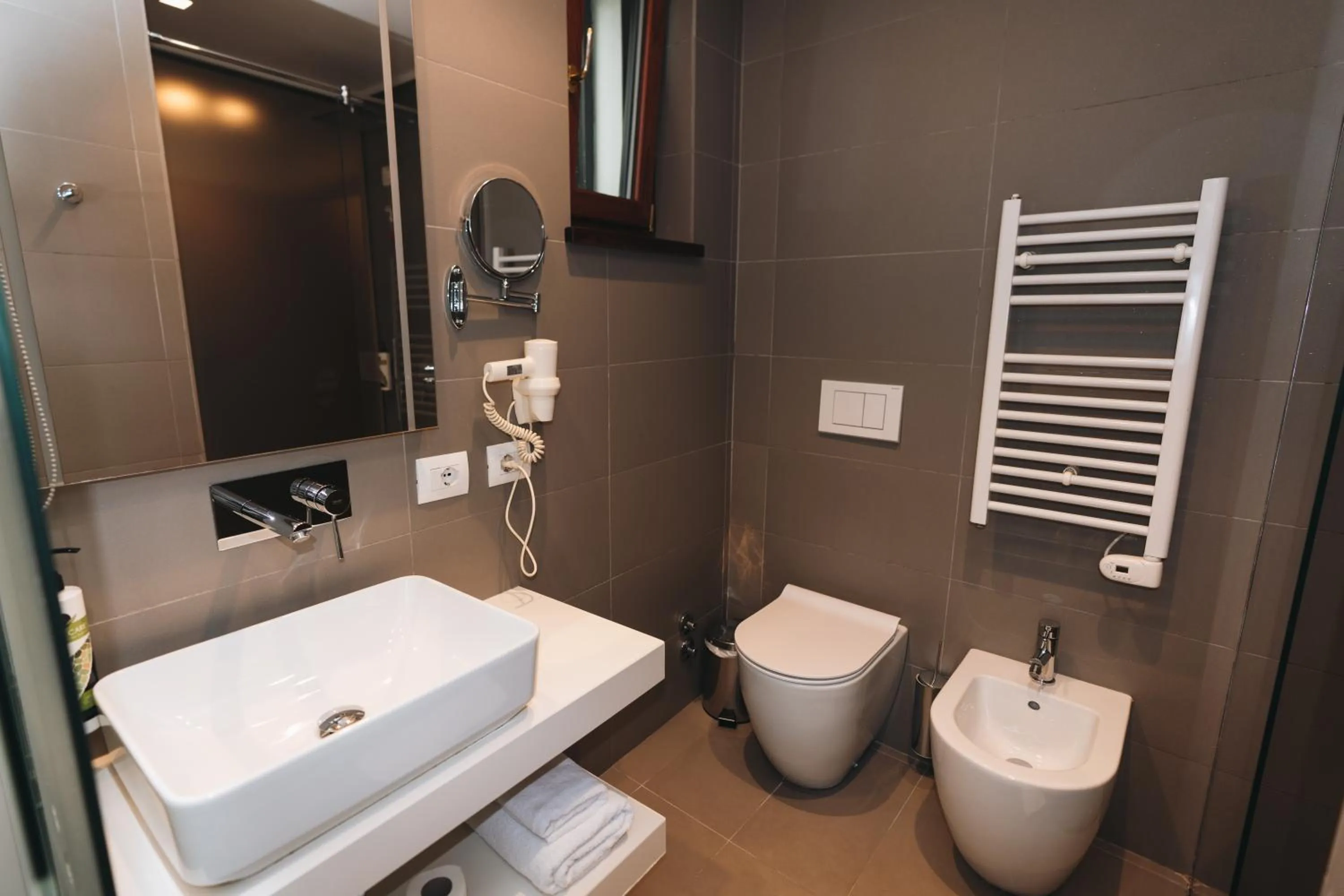 Shower in Hotel Theatro- City Center