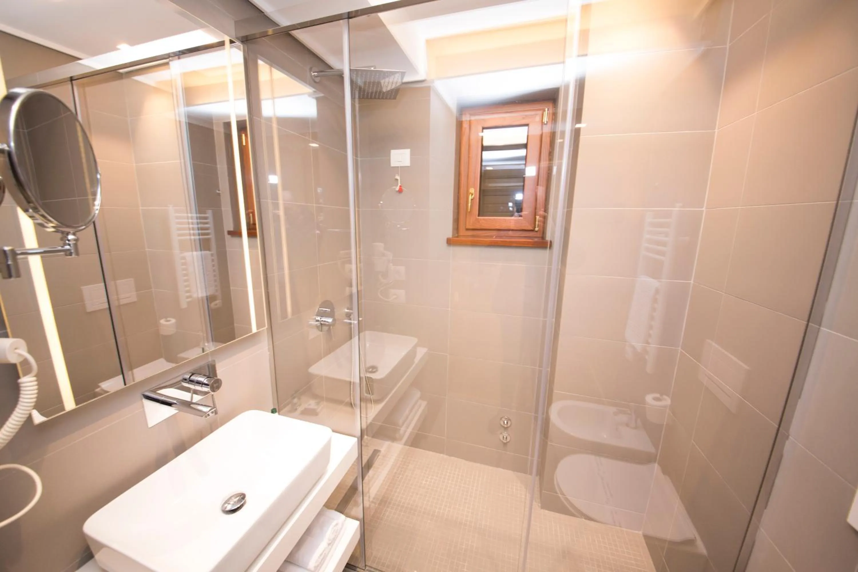 Shower in Hotel Theatro- City Center