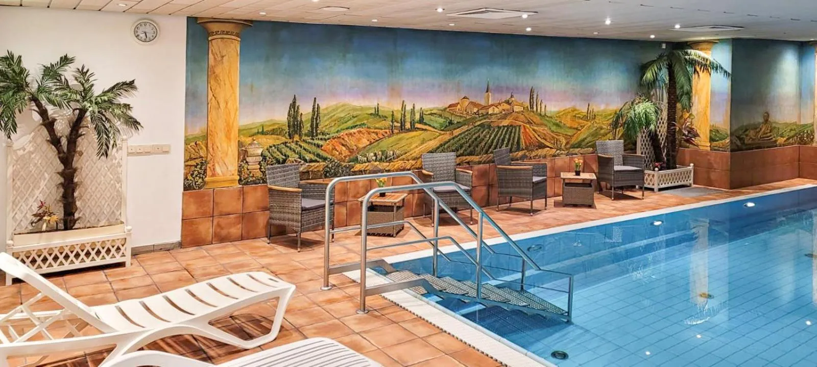 Swimming pool in Morada Hotel Gothaer Hof