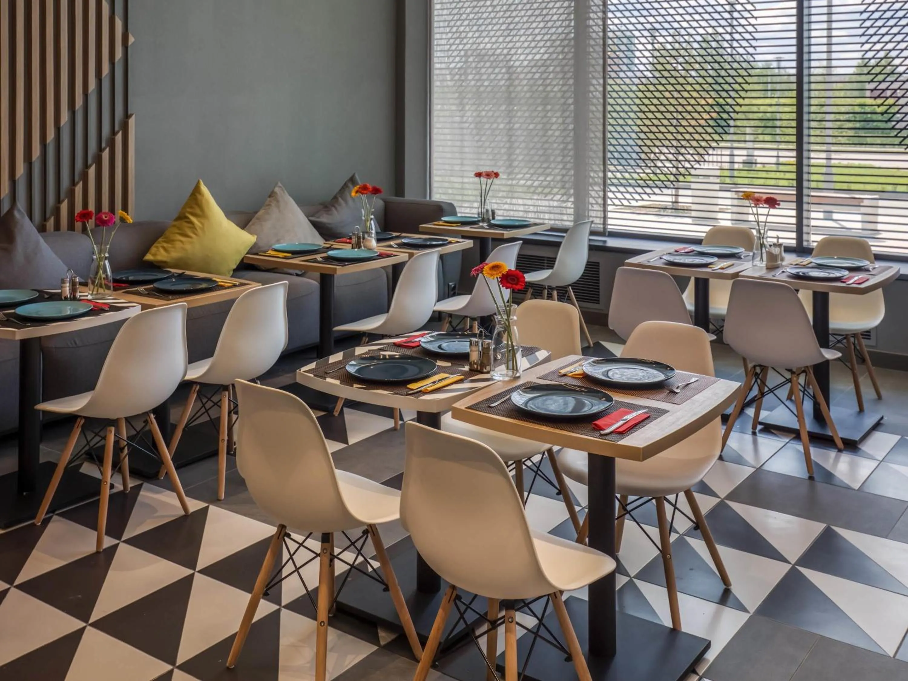 Restaurant/places to eat in Ibis Aktobe