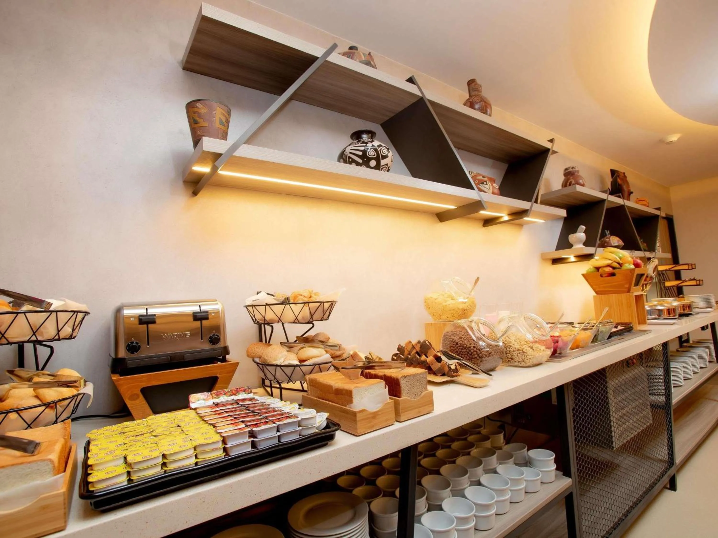 Restaurant/places to eat in ibis Styles Lima Benavides Miraflores