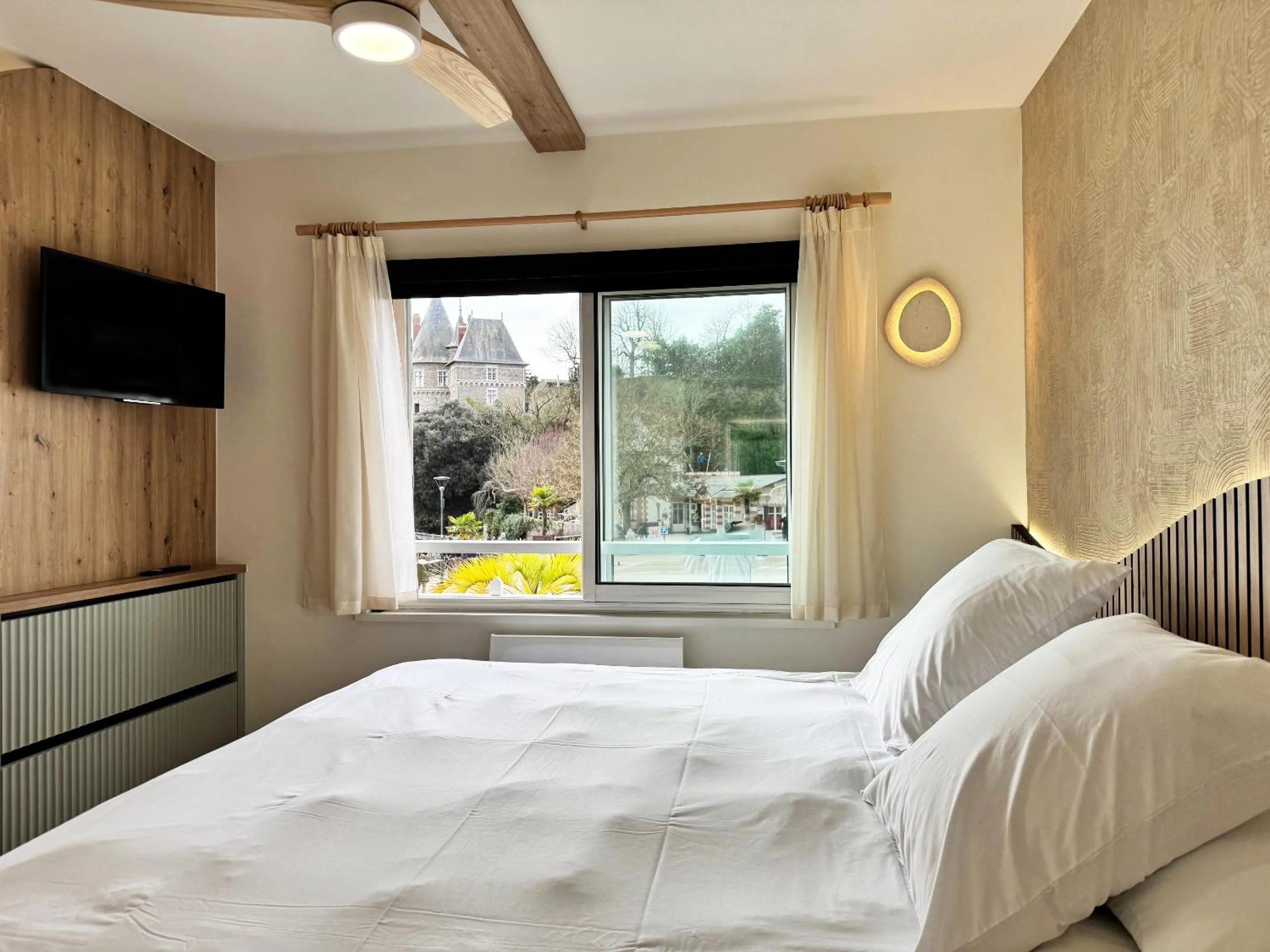 Bedroom, Bed in Hôtel Beau Soleil