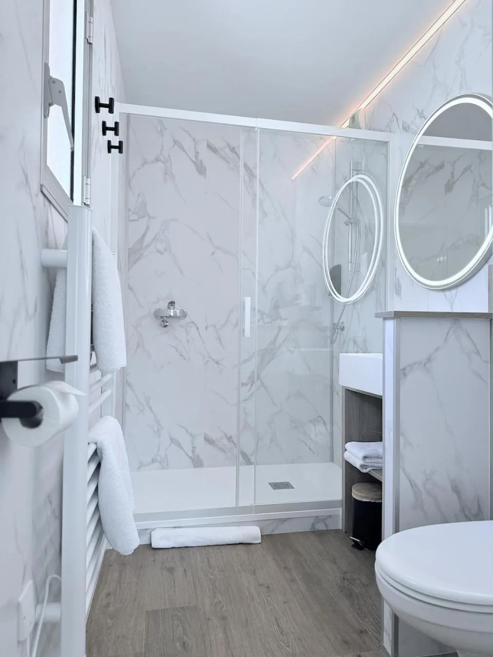 Shower in Hôtel Beau Soleil