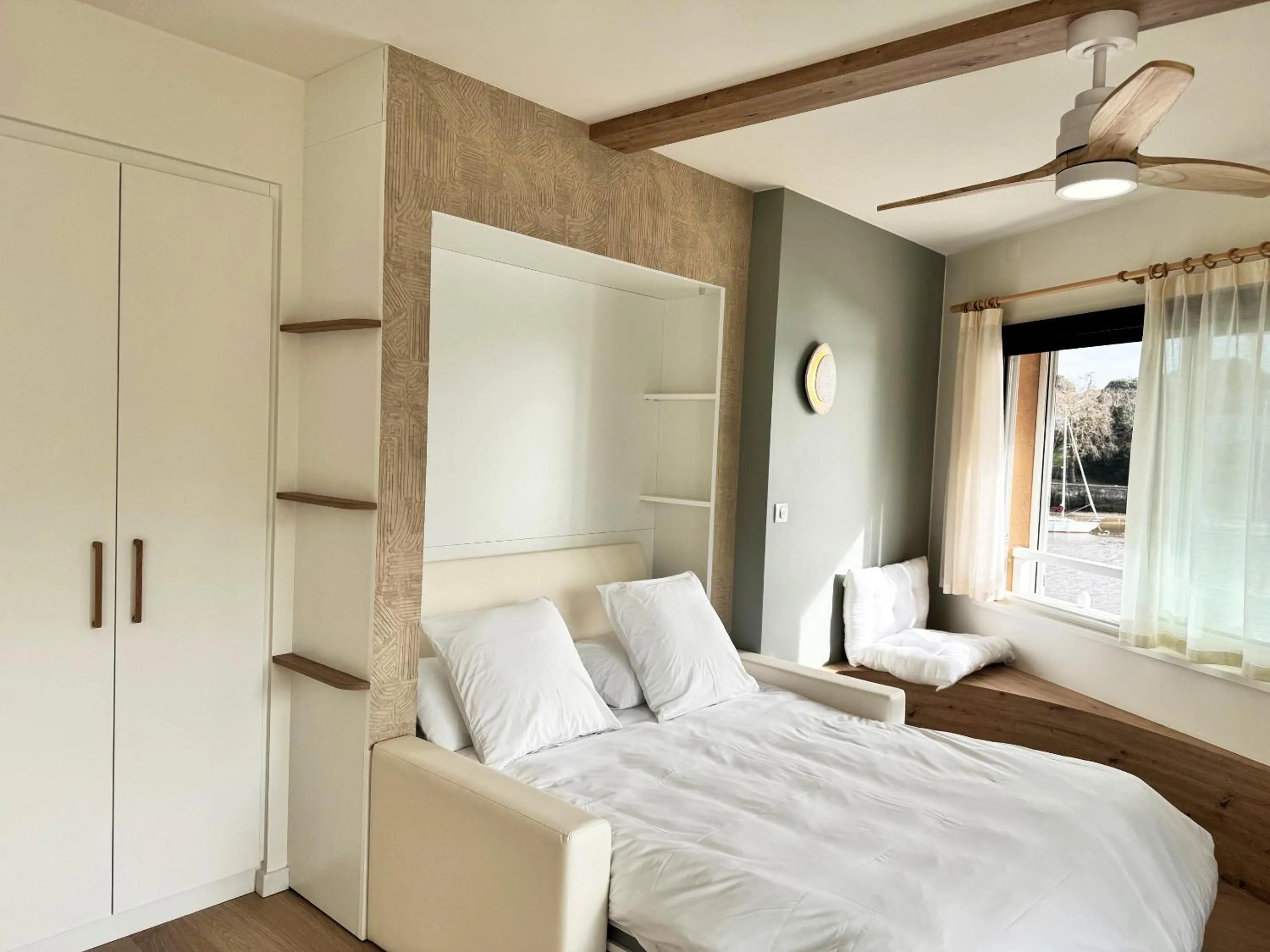 Sea view, Bed in Hôtel Beau Soleil