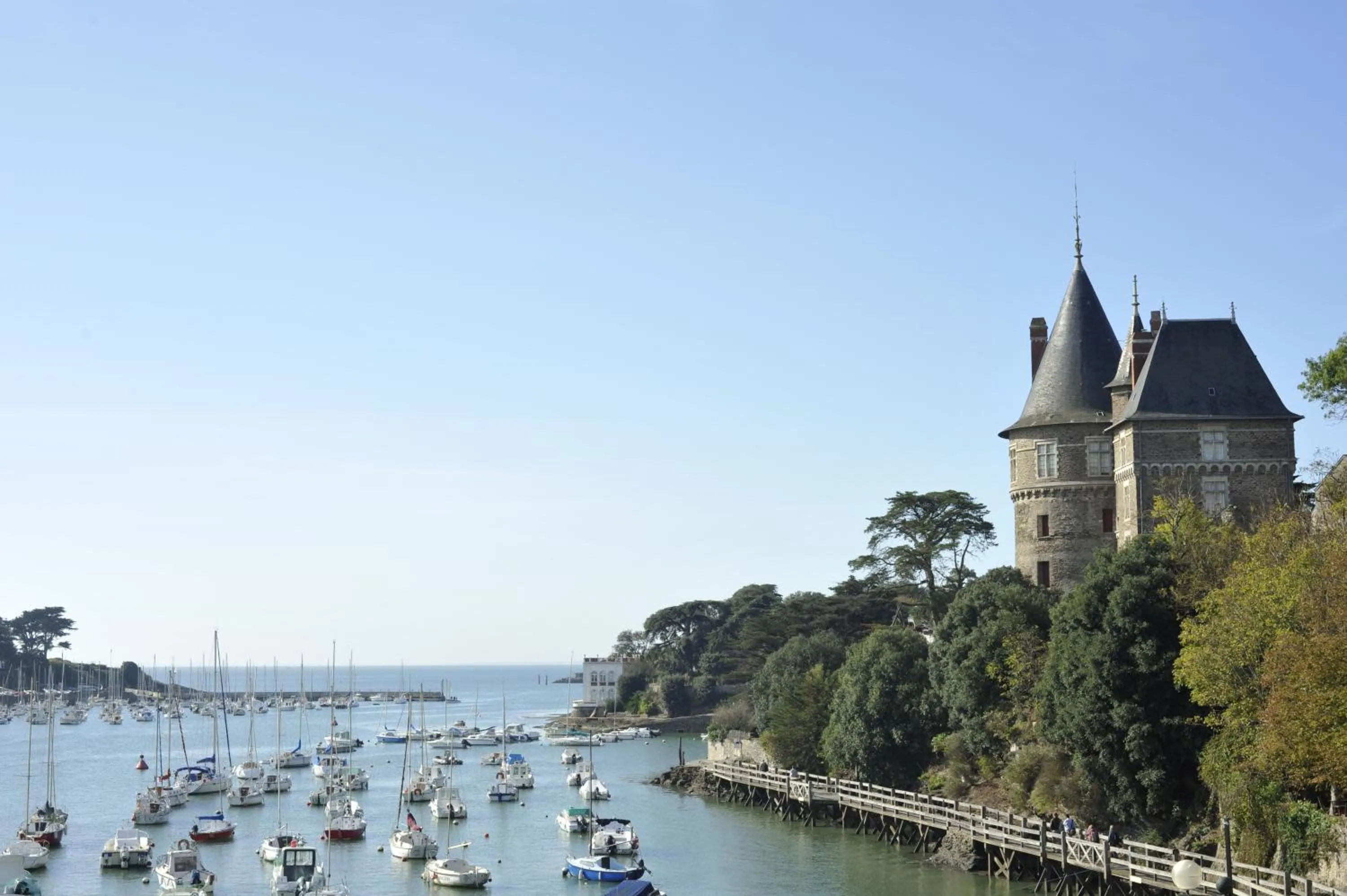 Property building in Hôtel Beau Soleil