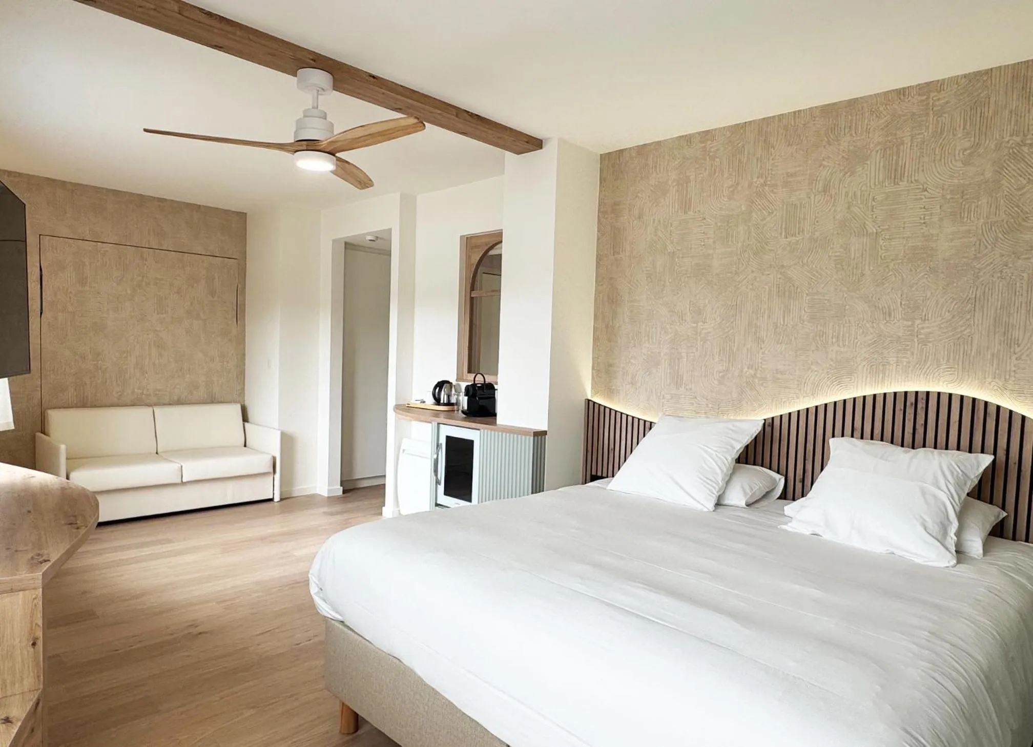 Seating area, Bed in Hôtel Beau Soleil