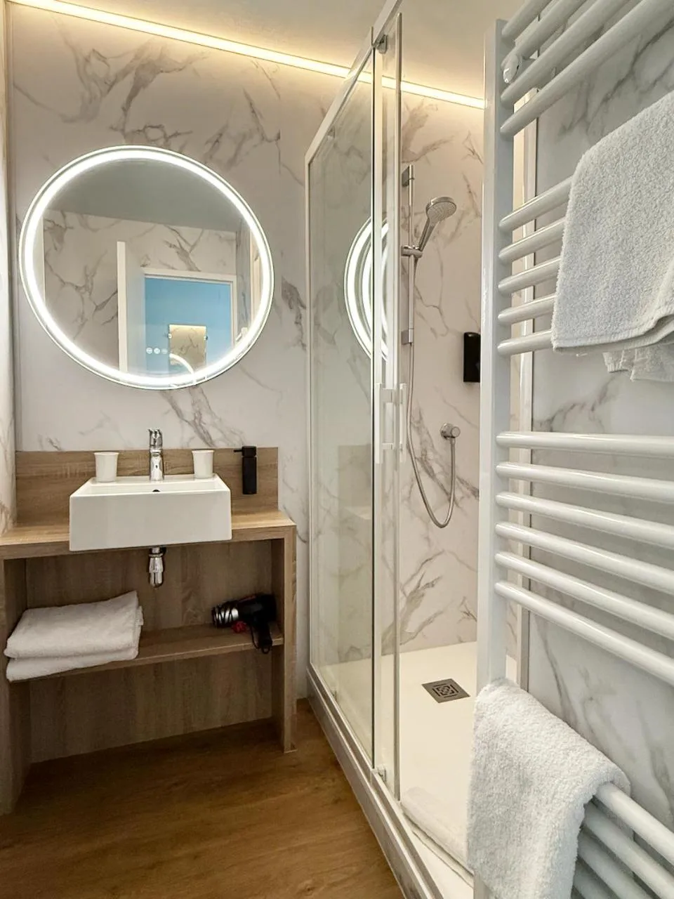 Shower in Hôtel Beau Soleil