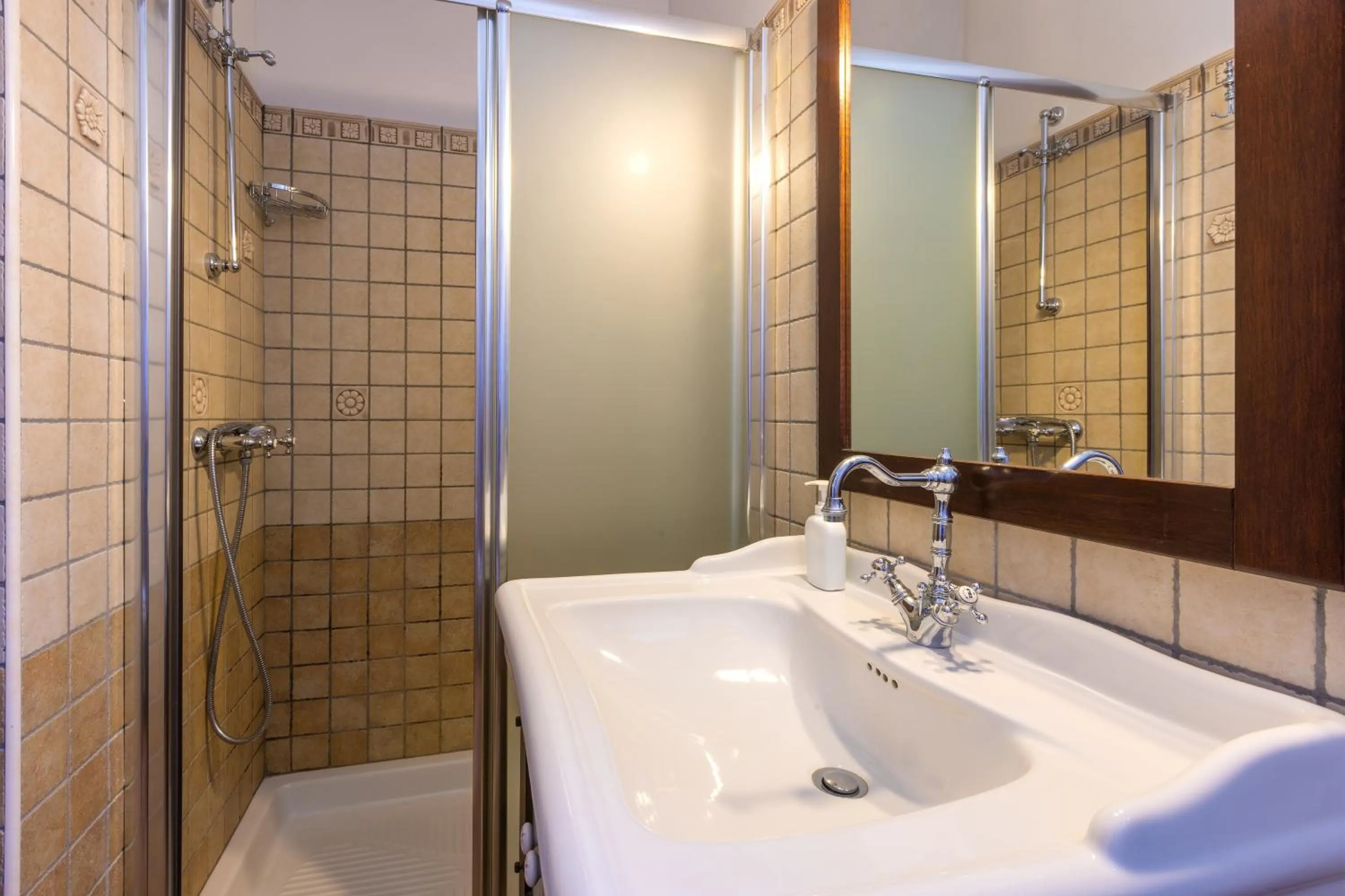 Shower in Casa Ulmi con piscina