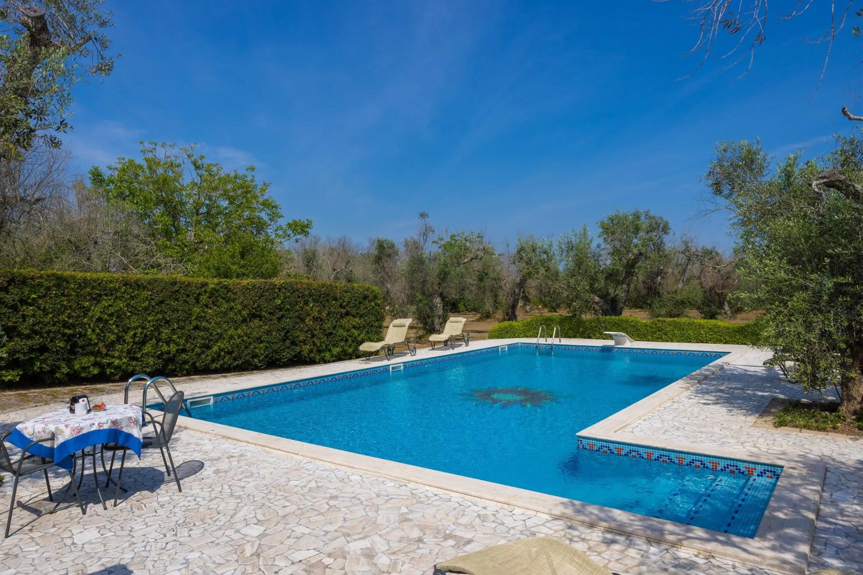 Swimming pool in Casa Ulmi con piscina