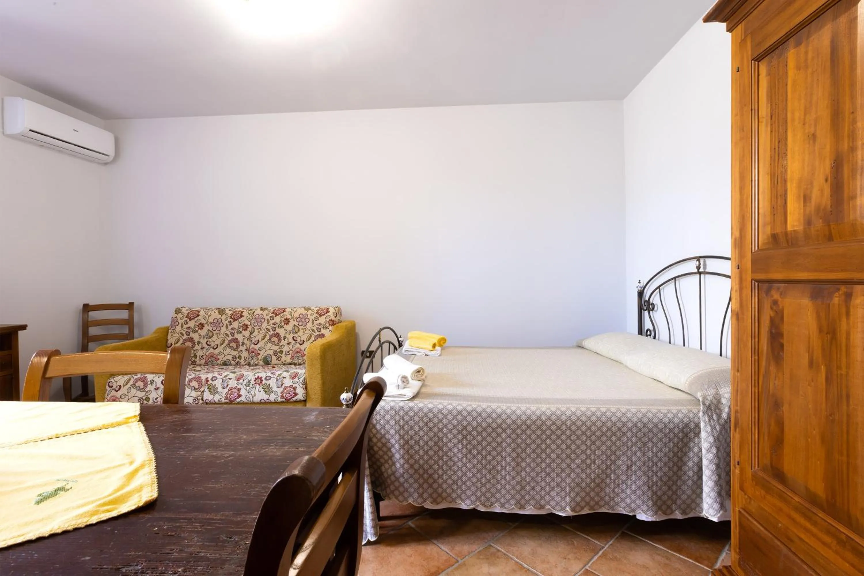 Photo of the whole room, Bed in Casa Ulmi con piscina