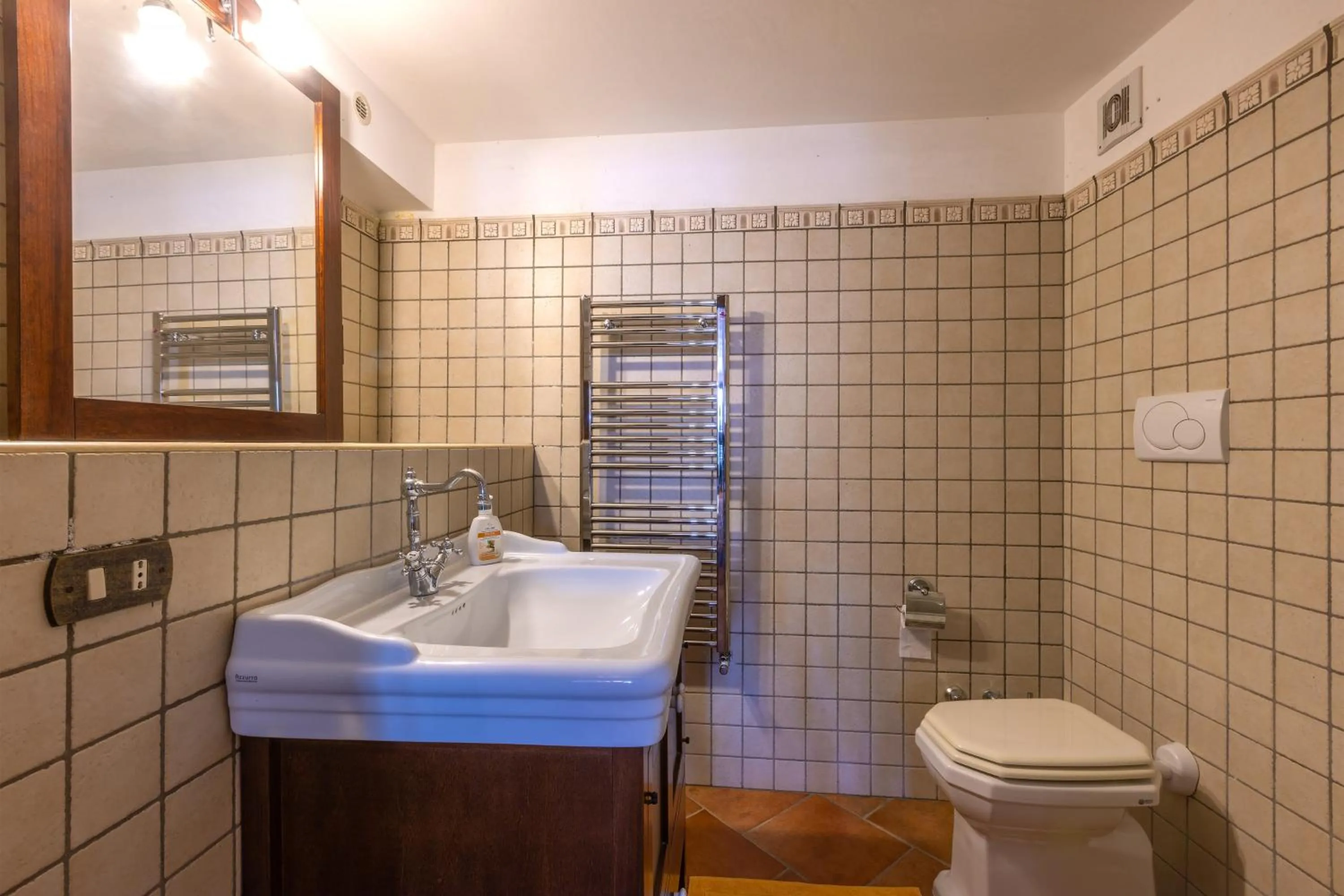 Toilet in Casa Ulmi con piscina