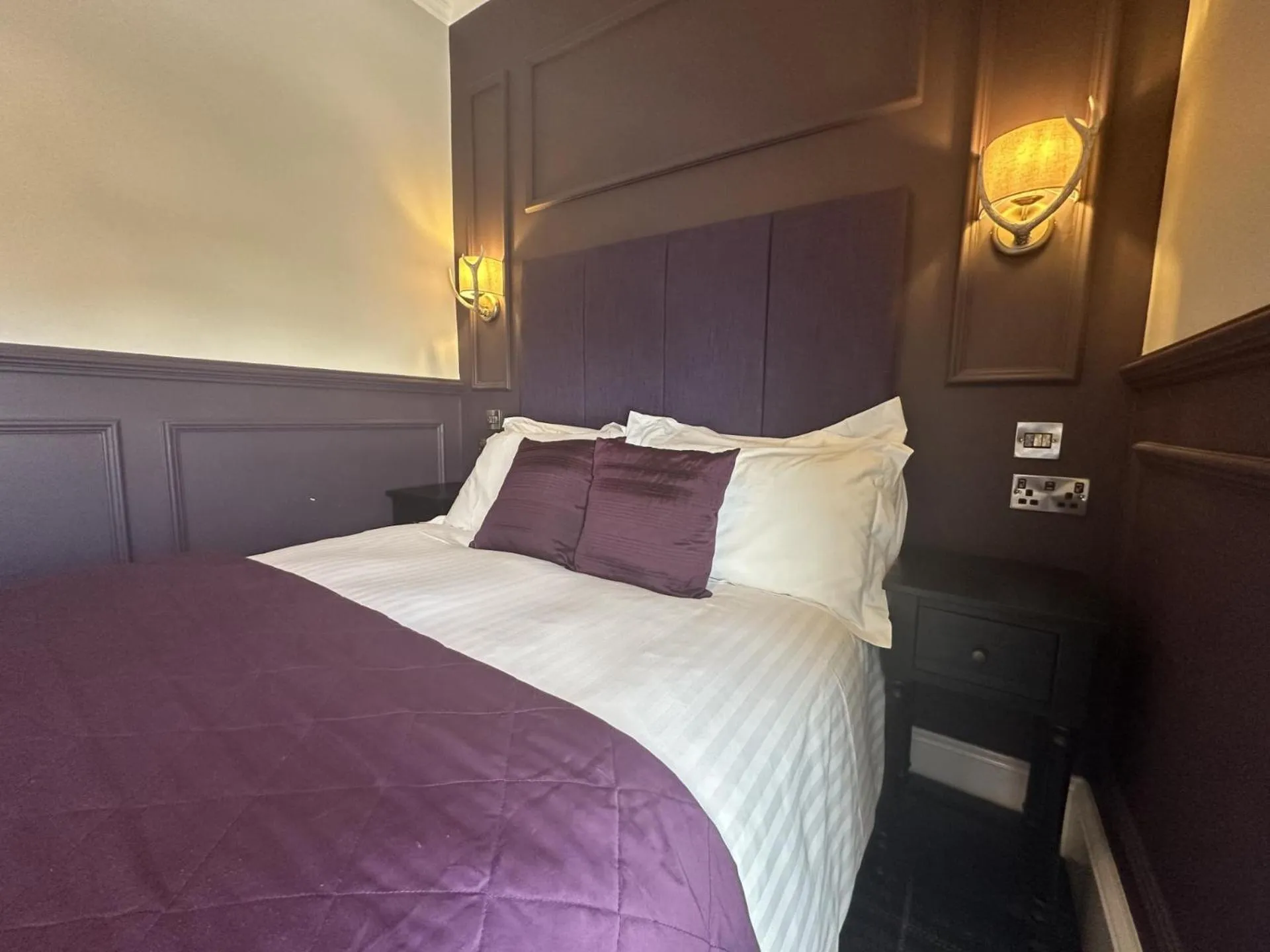 Bed in The Original Rosslyn Inn