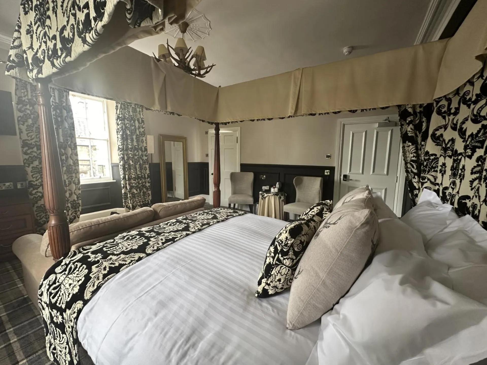 Bed in The Original Rosslyn Inn