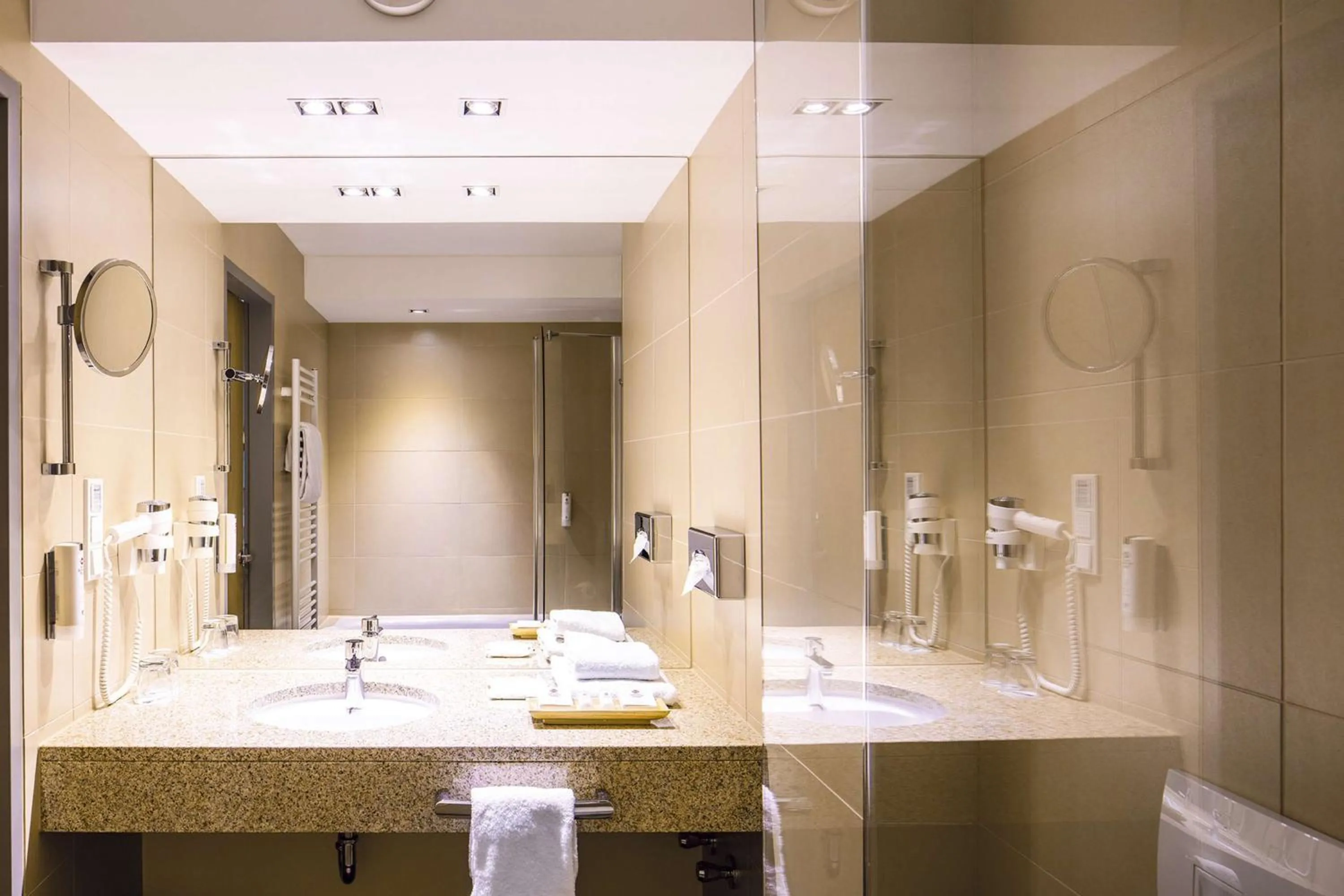Bathroom in Lanzcarré Hotel Mannheim, a member of Radisson Individuals