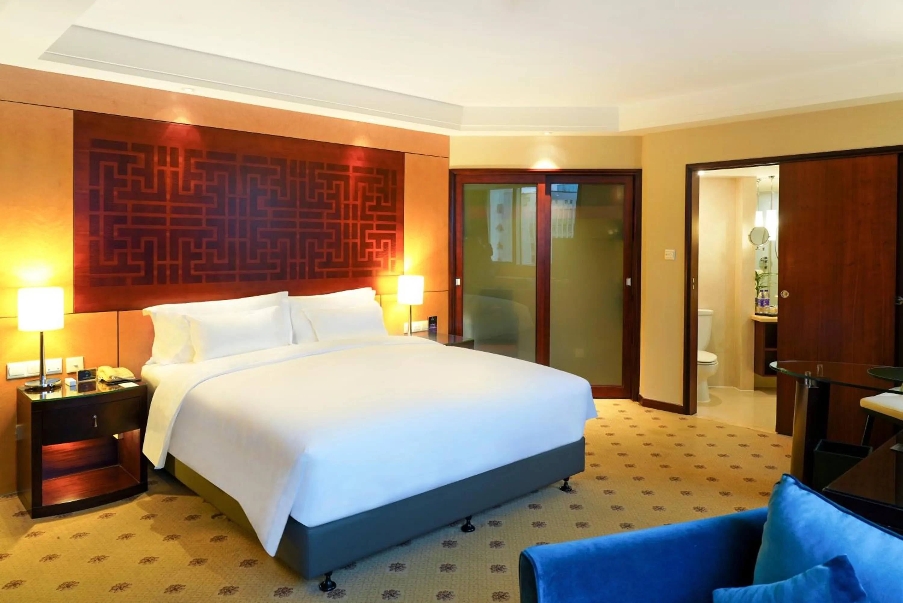 Communal lounge/ TV room, Bed in Radisson Collection Hyland Shanghai