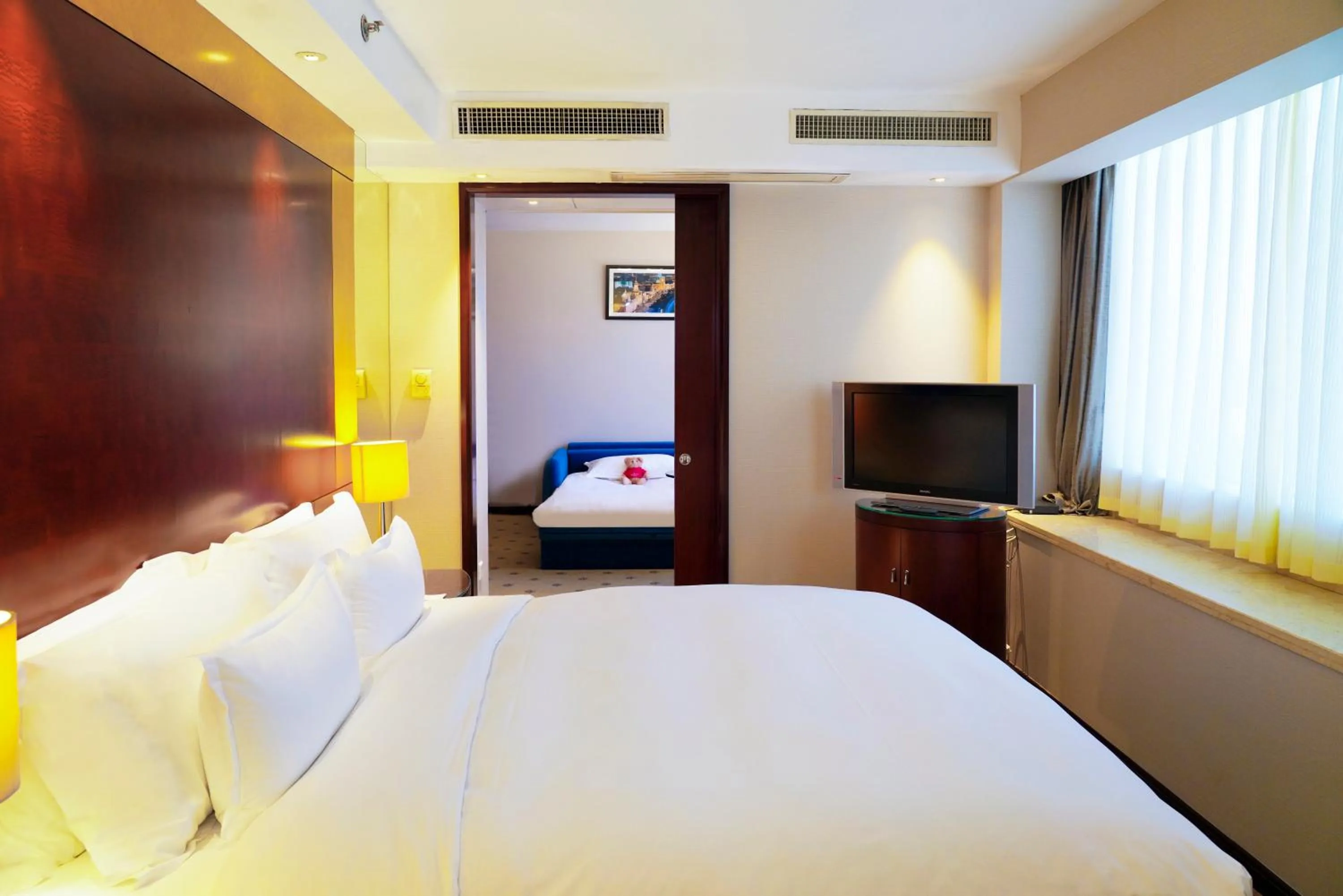 Communal lounge/ TV room, Bed in Radisson Collection Hyland Shanghai