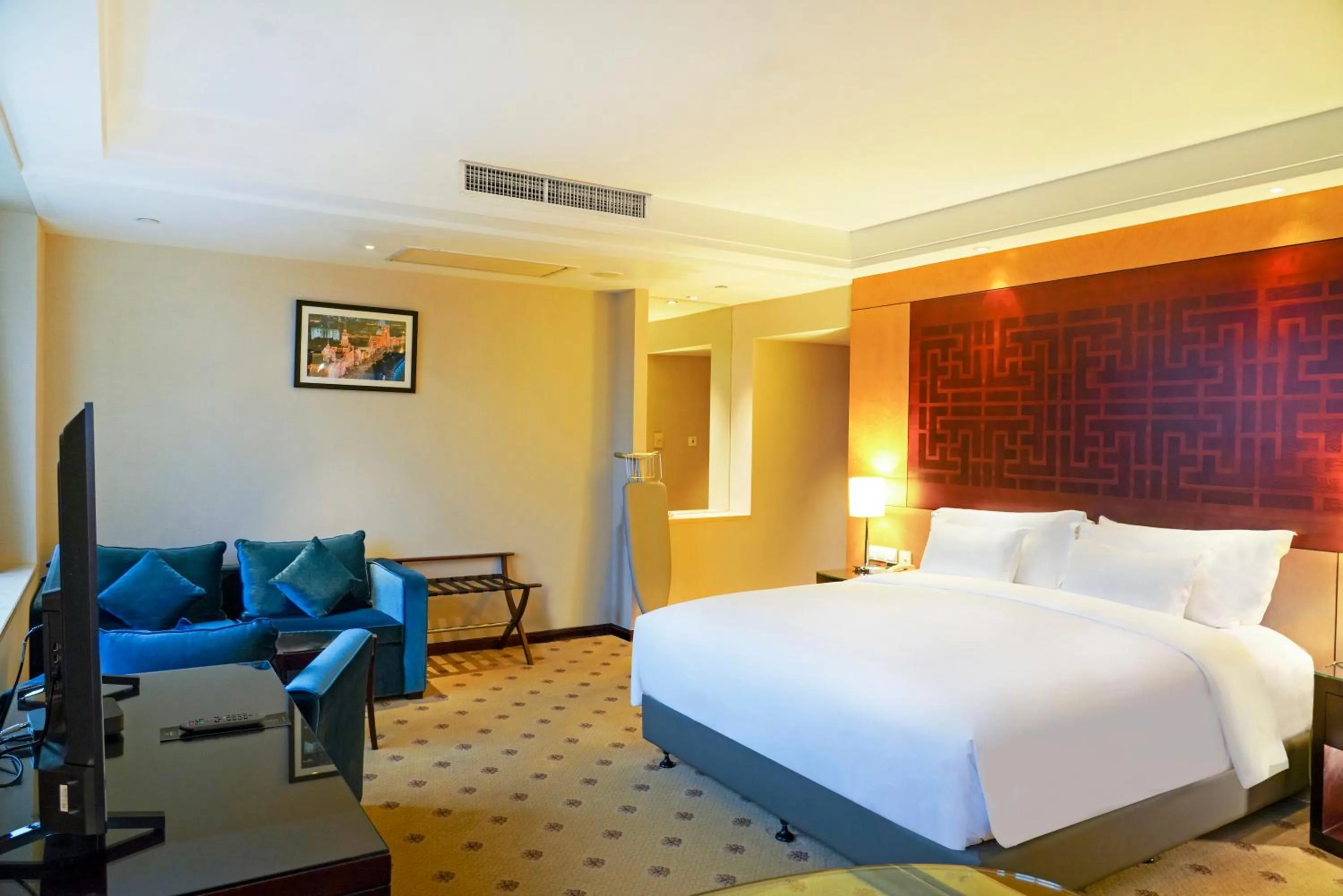 Communal lounge/ TV room, Bed in Radisson Collection Hyland Shanghai