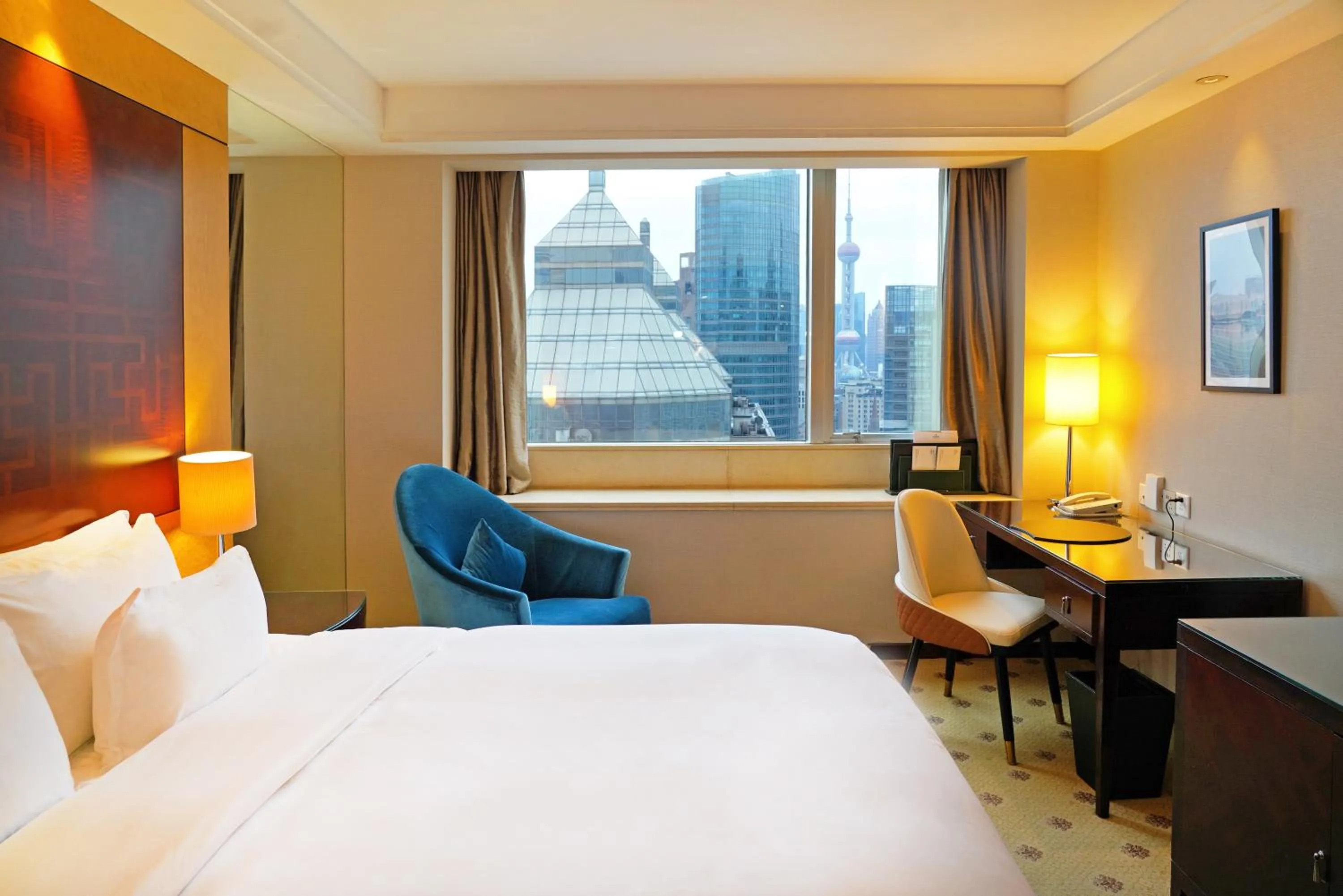 Communal lounge/ TV room, Bed in Radisson Collection Hyland Shanghai