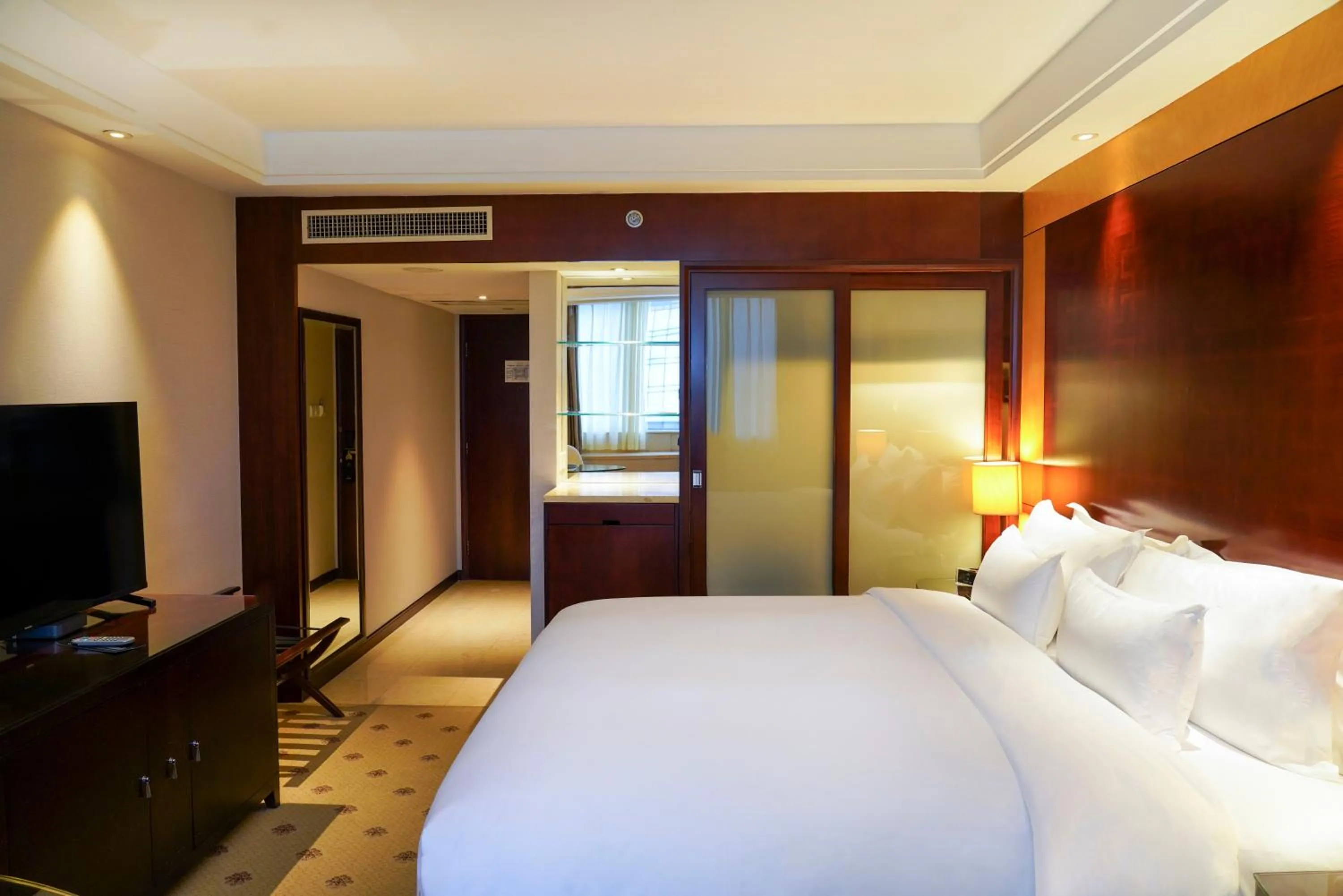 Photo of the whole room, Bed in Radisson Collection Hyland Shanghai