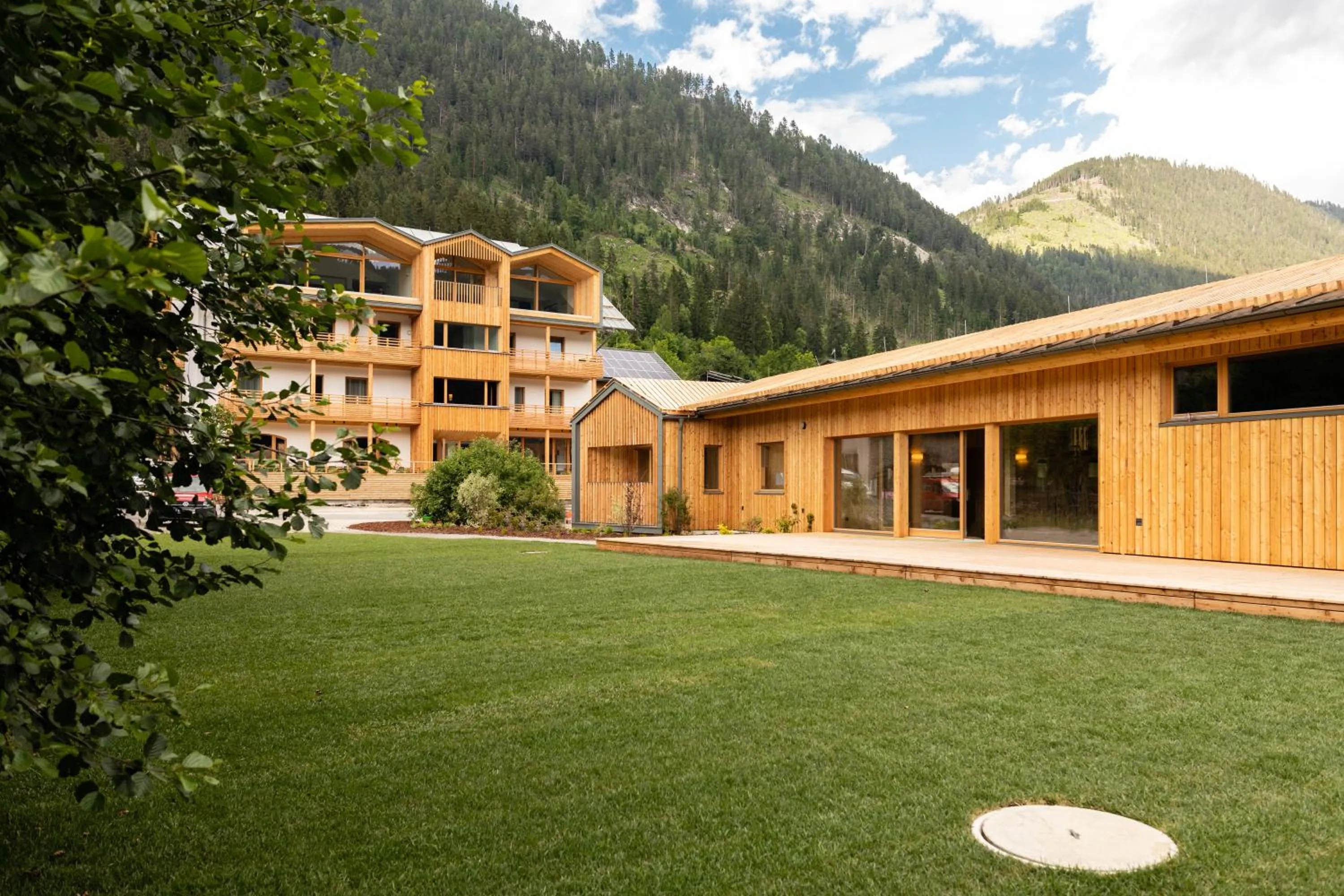 Facade/entrance in Hotel Neusacherhof