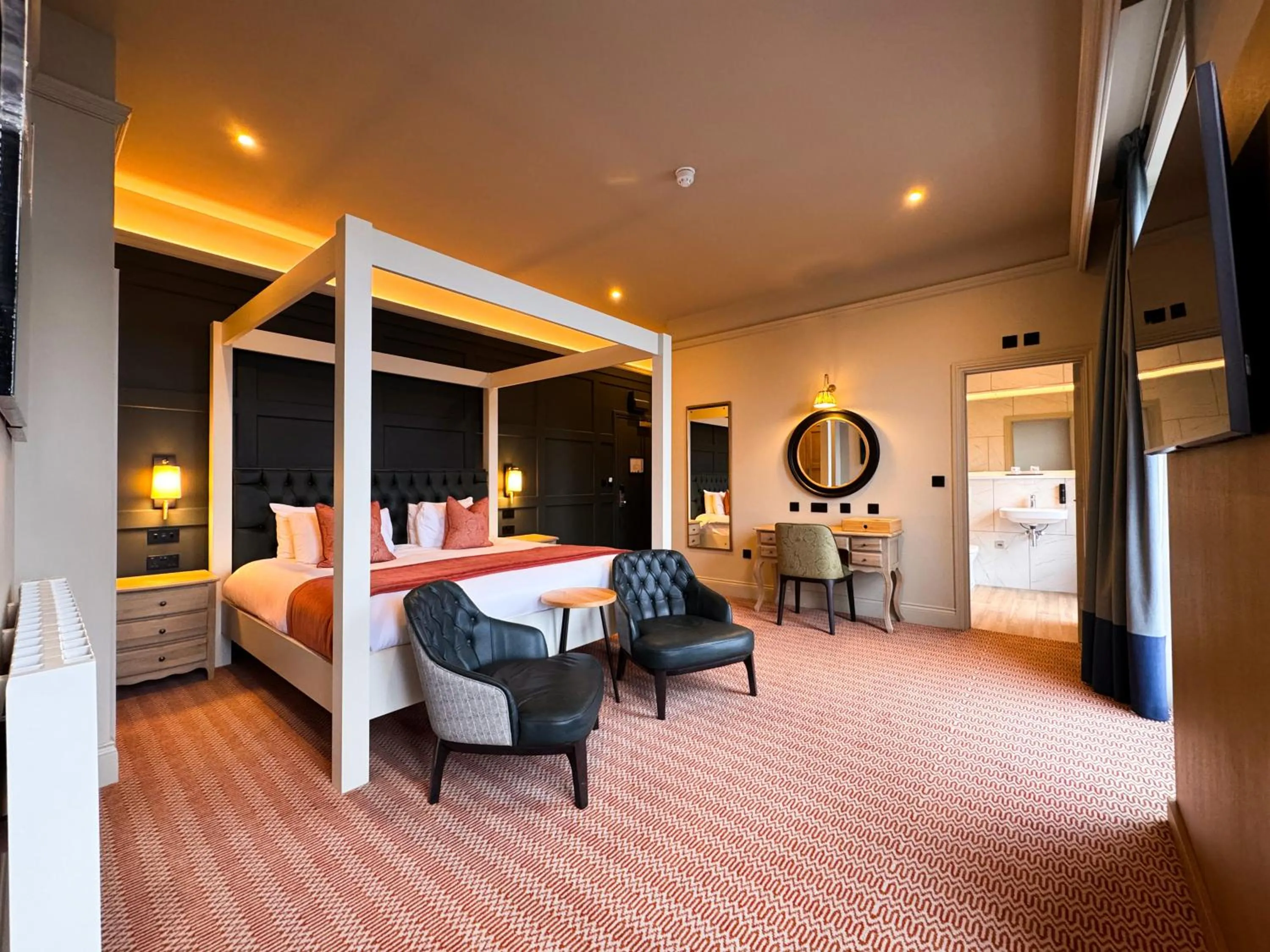 Seating area, Bed in Royal Whitby