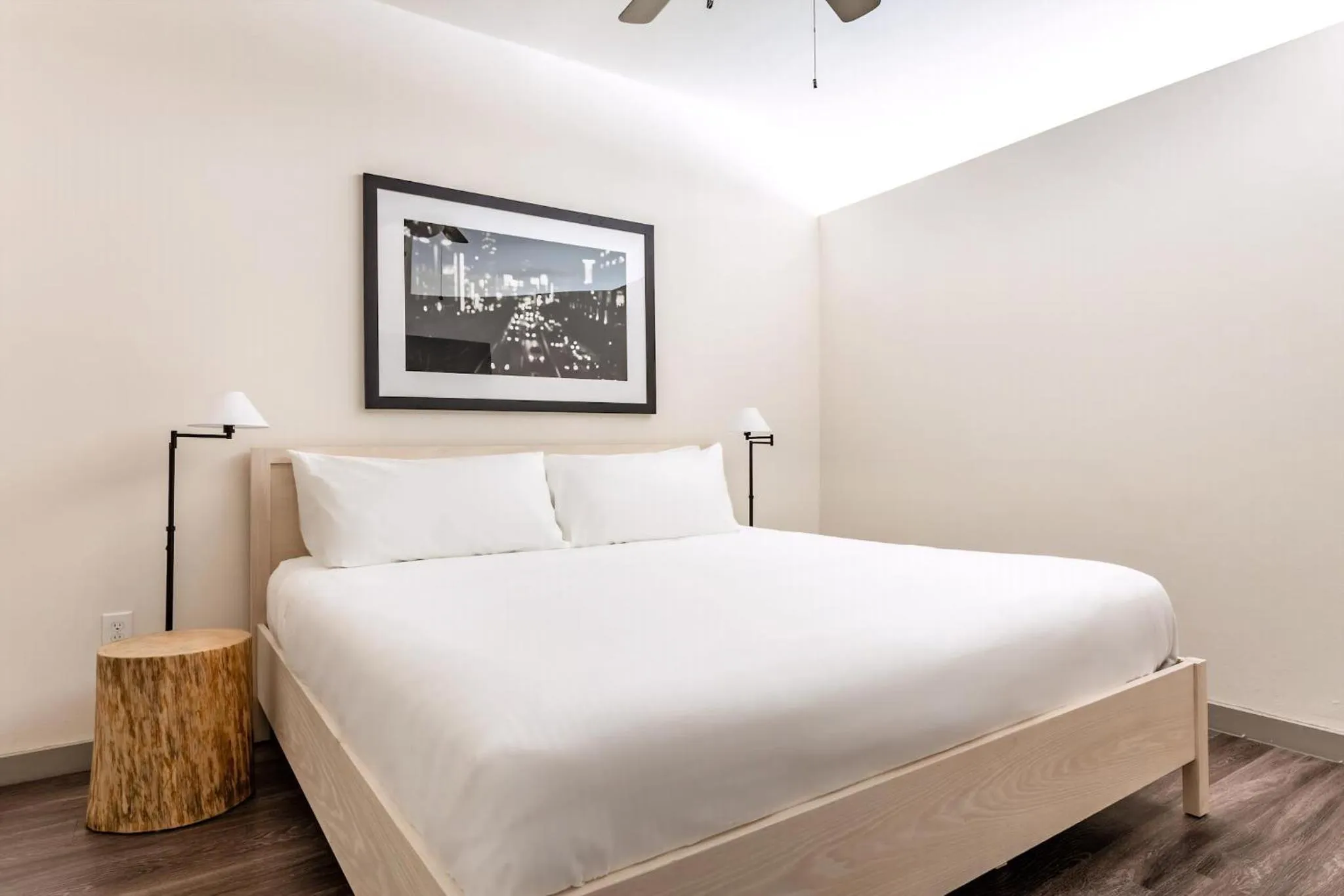 Living room, Bed in Kasa Love Field-Medical District Dallas