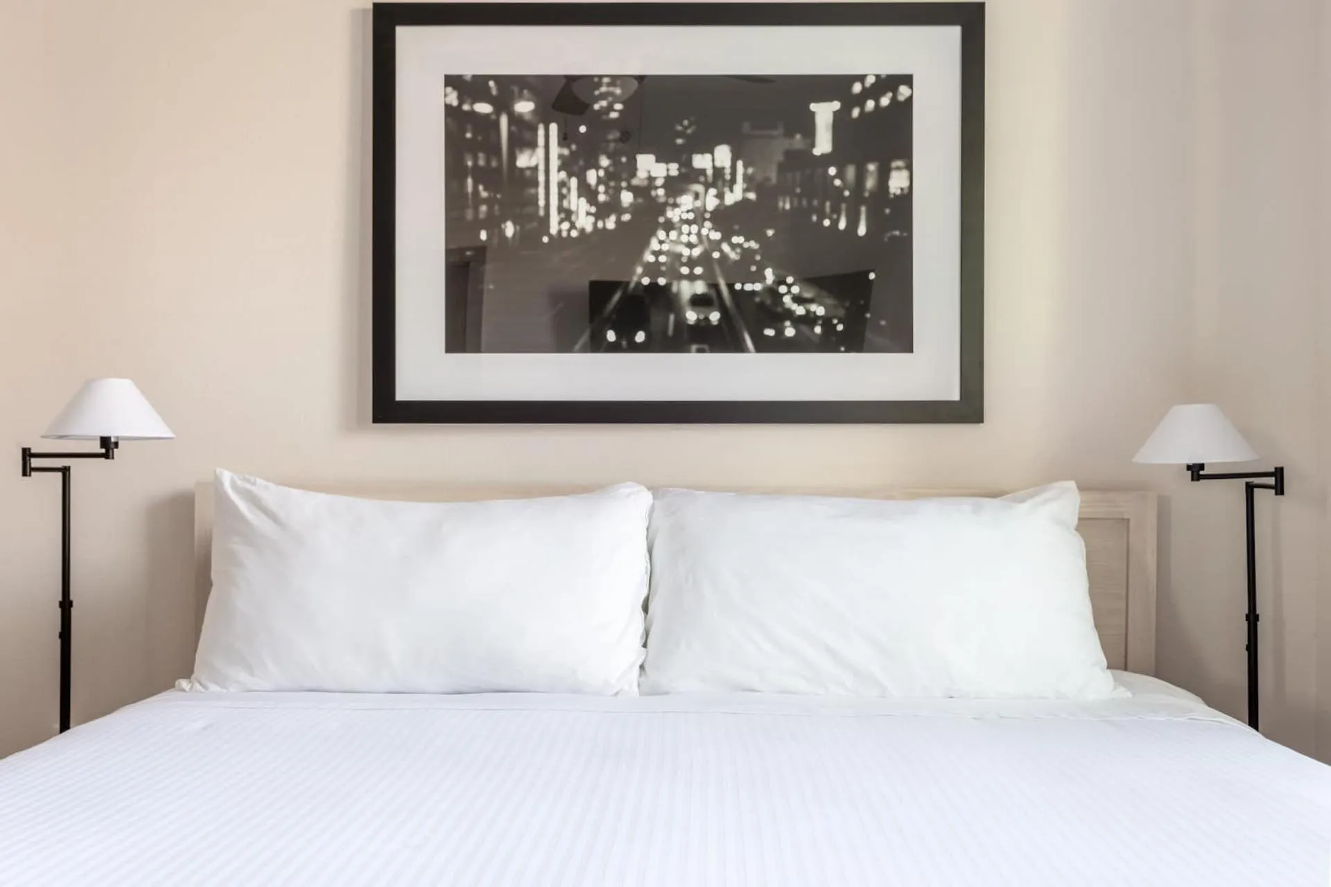 Living room, Bed in Kasa Love Field-Medical District Dallas