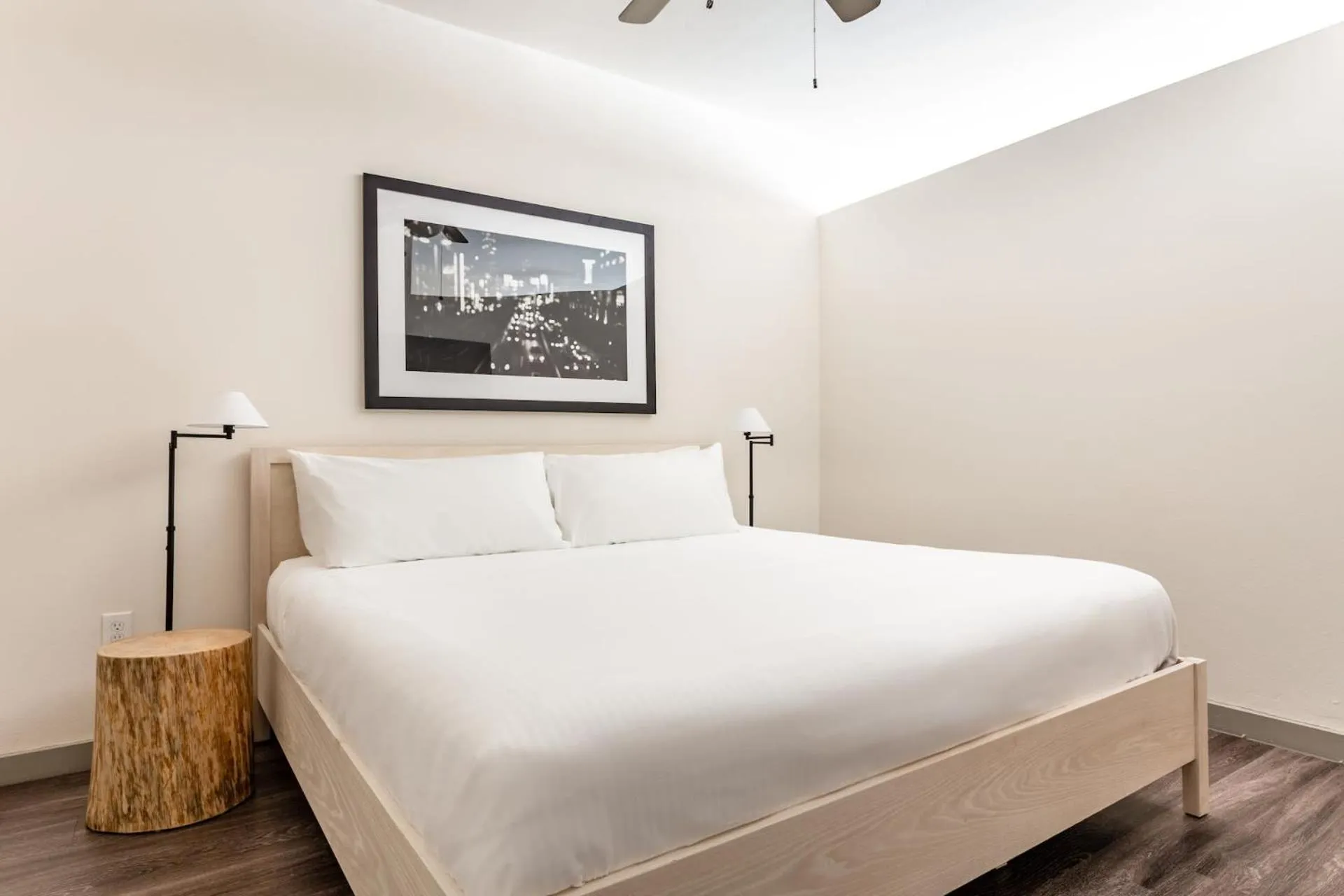 Living room, Bed in Kasa Love Field-Medical District Dallas