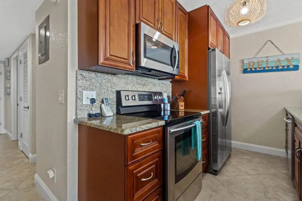 409-Waterfront View, WIFI, Pool, Close to BUCS Stadium