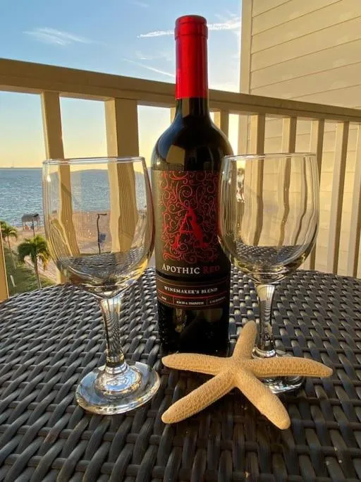 409-Waterfront View, WIFI, Pool, Close to BUCS Stadium