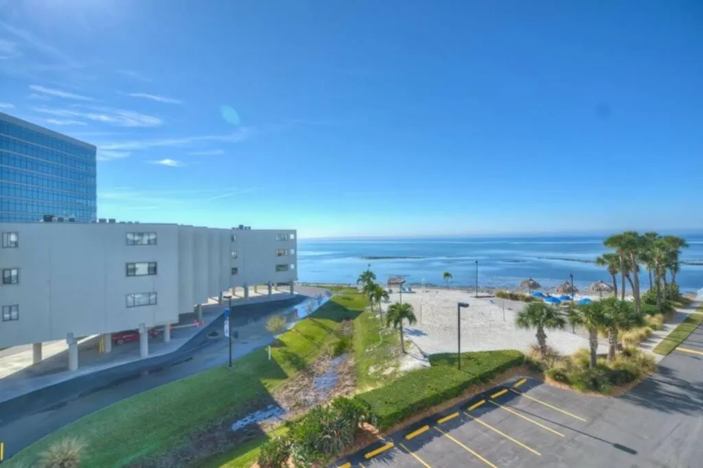 409-Waterfront View, WIFI, Pool, Close to BUCS Stadium