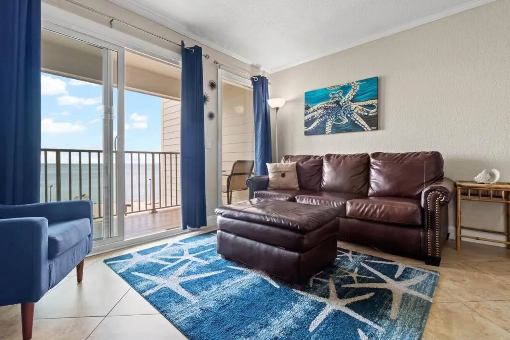 409-Waterfront View, WIFI, Pool, Close to BUCS Stadium