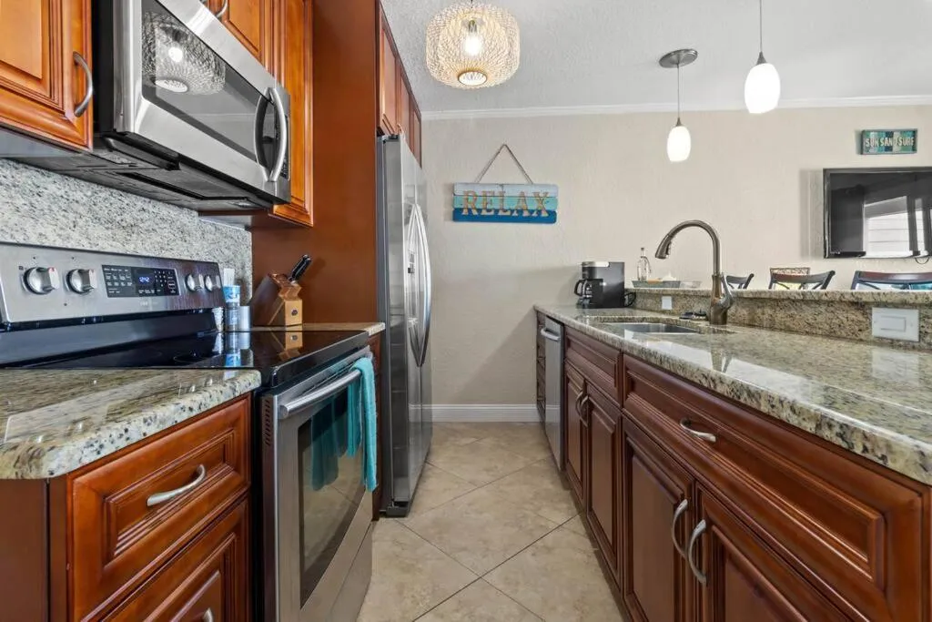 409-Waterfront View, WIFI, Pool, Close to BUCS Stadium