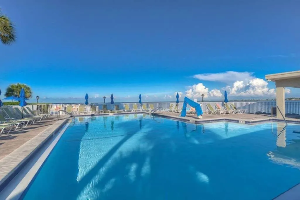 409-Waterfront View, WIFI, Pool, Close to BUCS Stadium