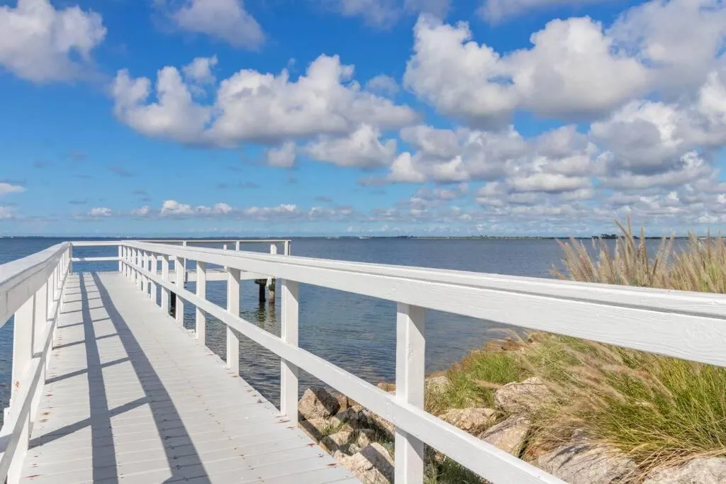 409-Waterfront View, WIFI, Pool, Close to BUCS Stadium