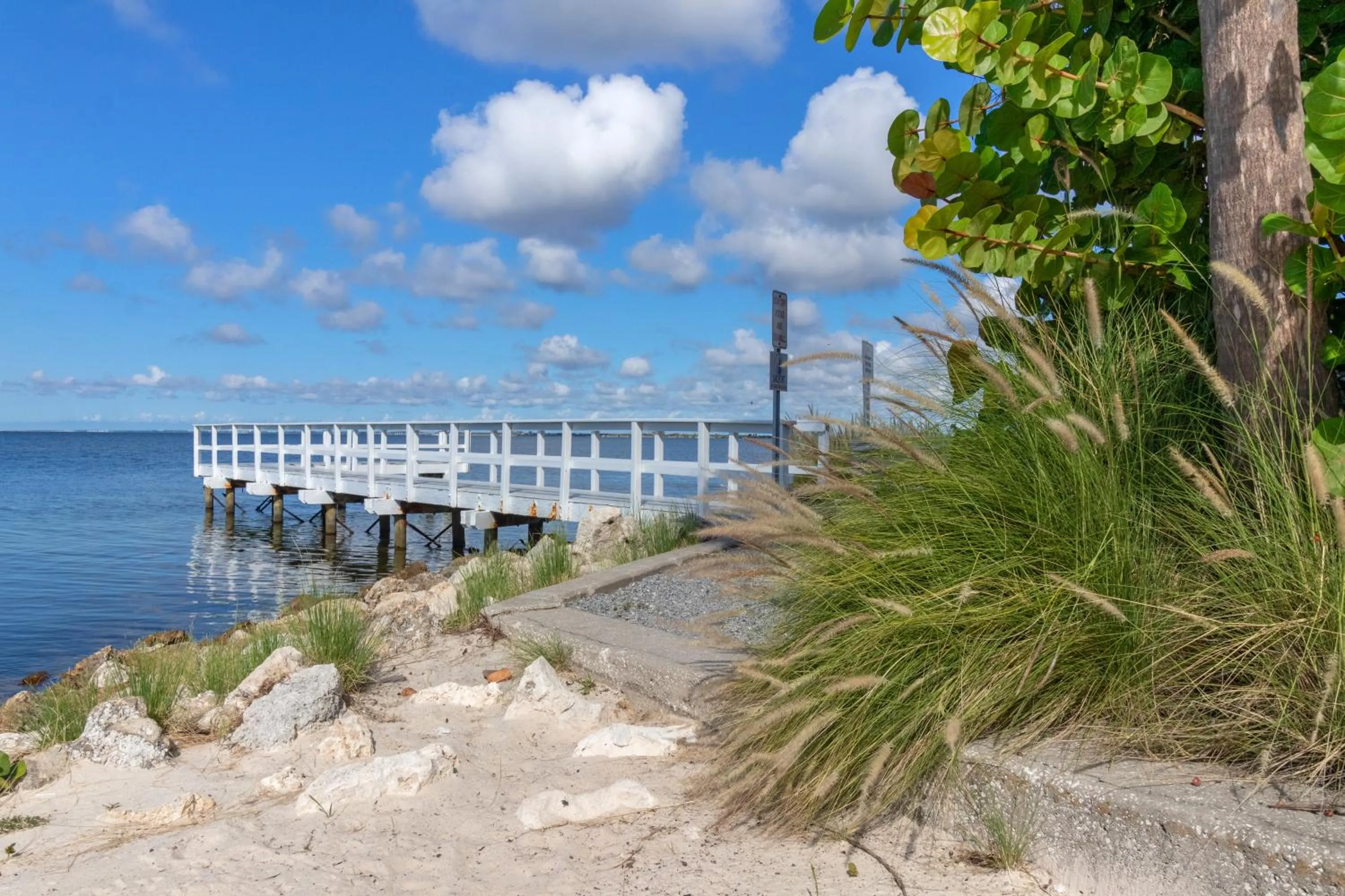 409-Waterfront View, WIFI, Pool, Close to BUCS Stadium