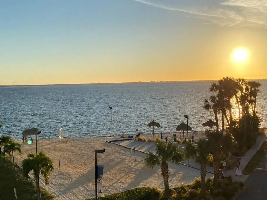 409-Waterfront View, WIFI, Pool, Close to BUCS Stadium