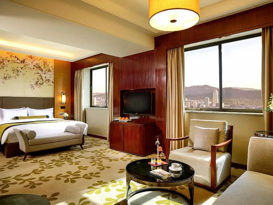 Property building, Bed in Sofitel Silver Plaza Jinan