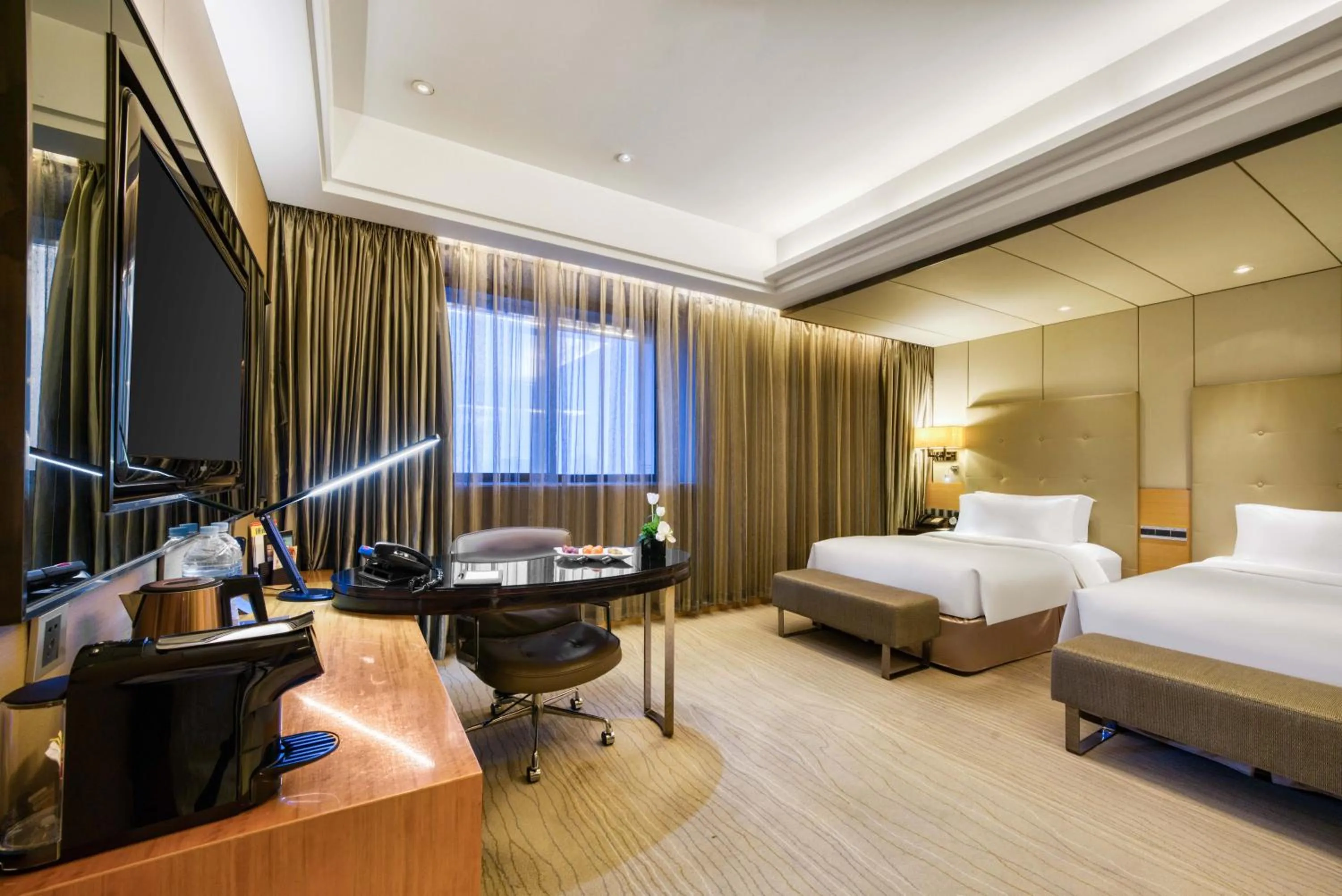Property building, Bed in Sofitel Silver Plaza Jinan