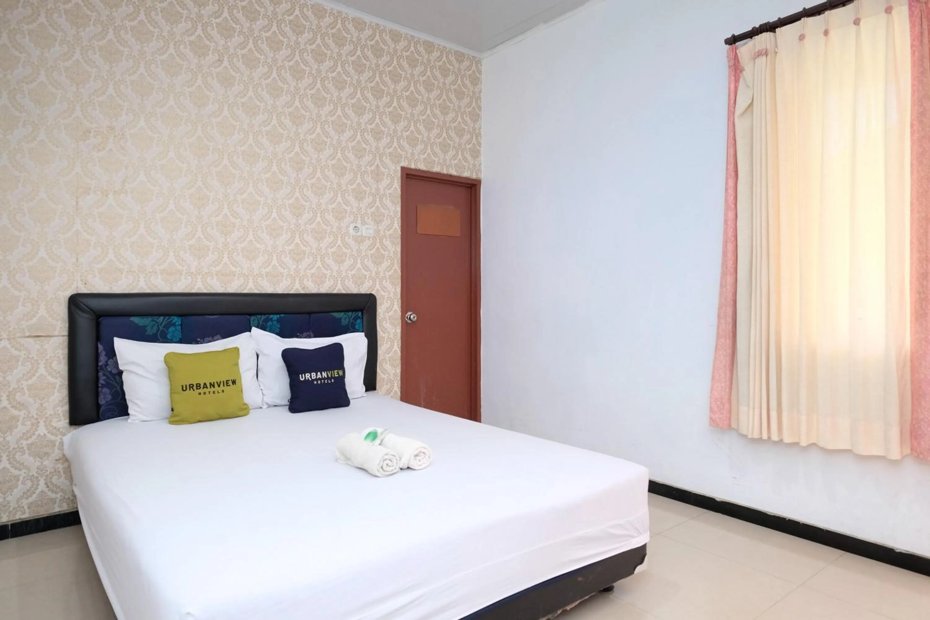 Bedroom, Bed in Urbanview Hotel Griya Surya Malang by RedDoorz