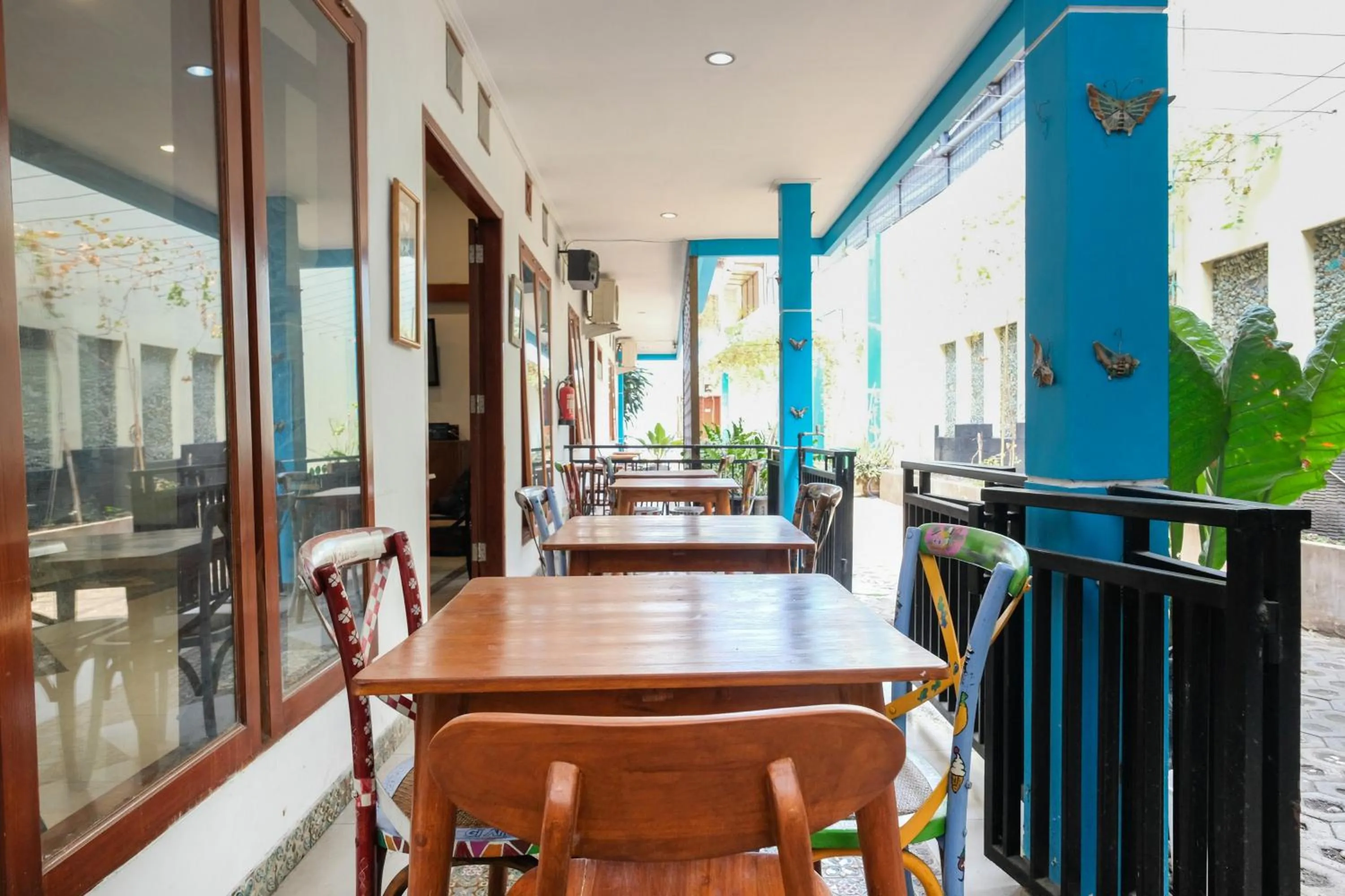 Seating area in Urbanview Hotel Griya Surya Malang by RedDoorz