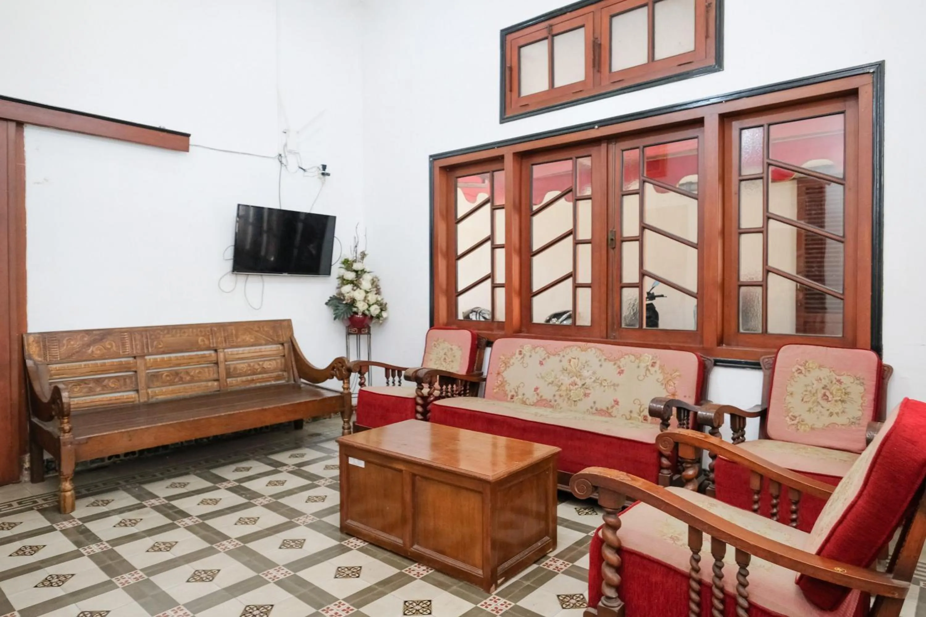 Seating area in Urbanview Hotel Griya Surya Malang by RedDoorz