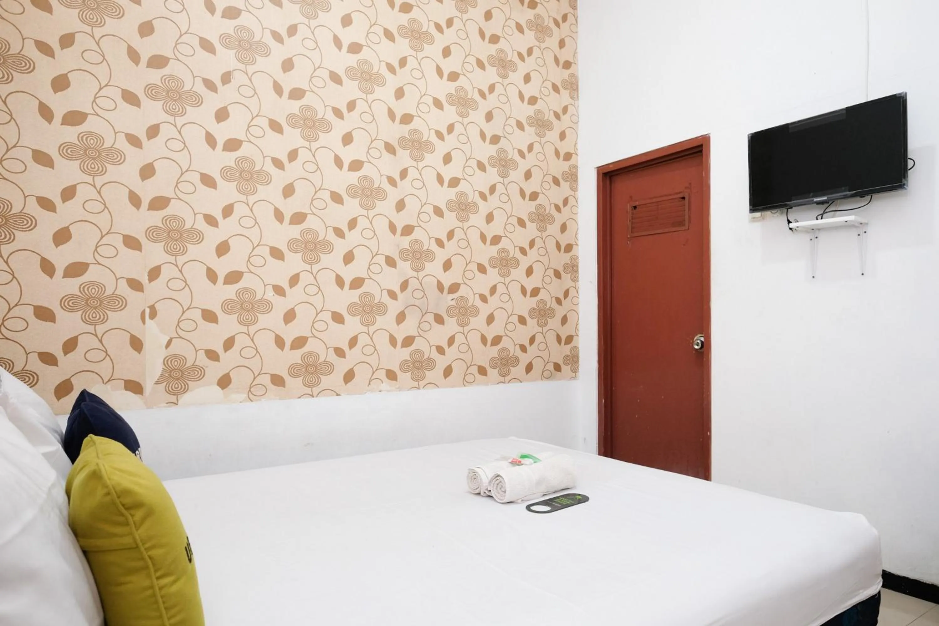 Bedroom, Bed in Urbanview Hotel Griya Surya Malang by RedDoorz